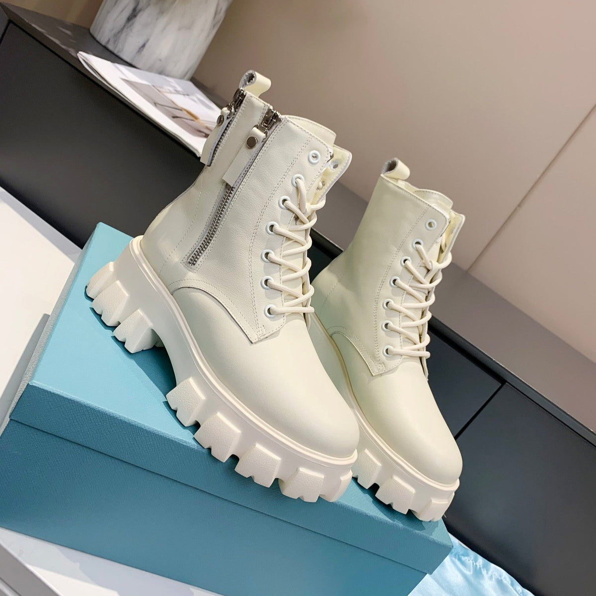 PRADA 25S SNOW BOOTS IN WHITE CALFSKIN