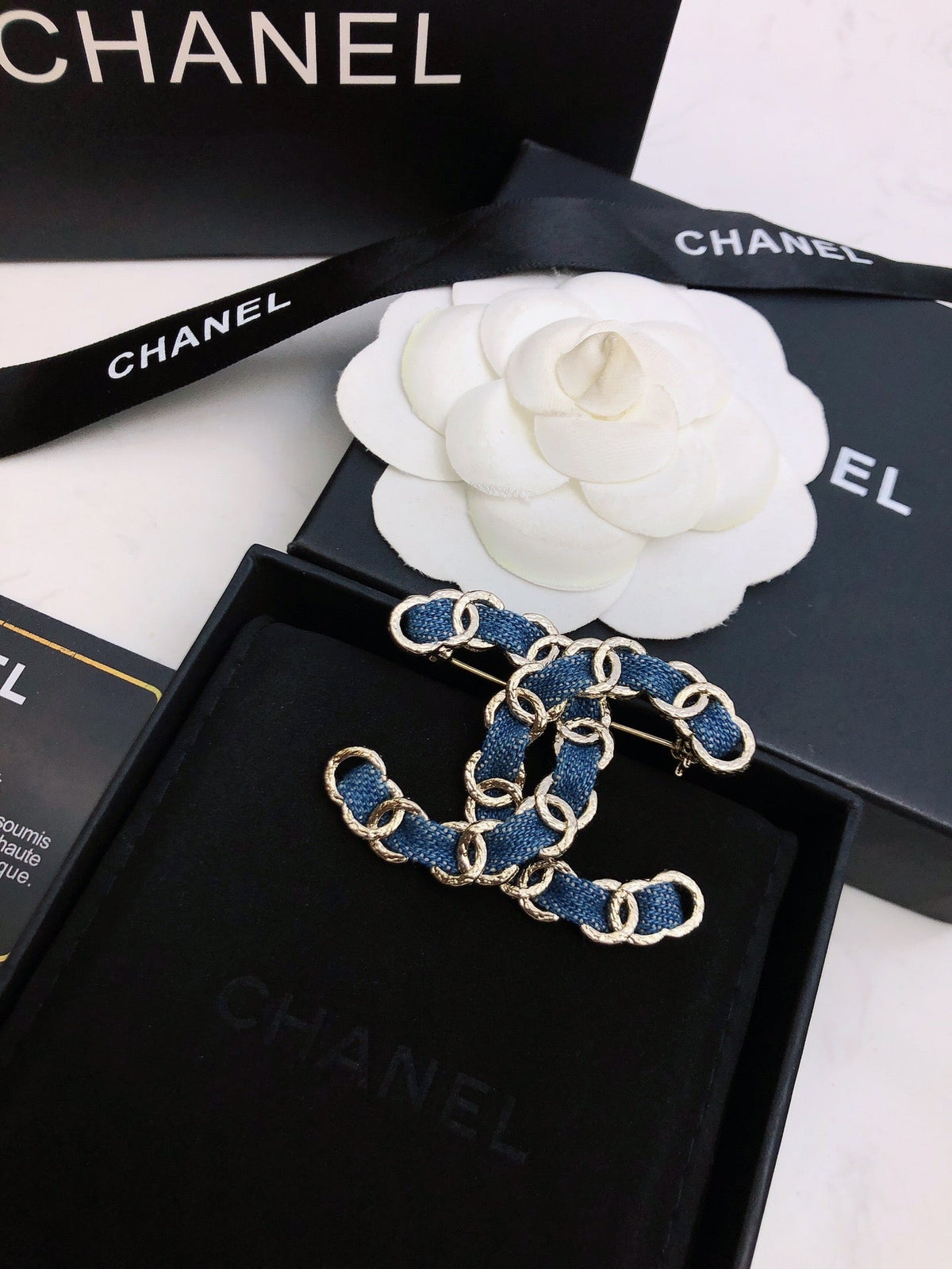 DOUBLE C BROOCH IN GOLD METAL WITH BLUE DENIM THREADED CHAIN