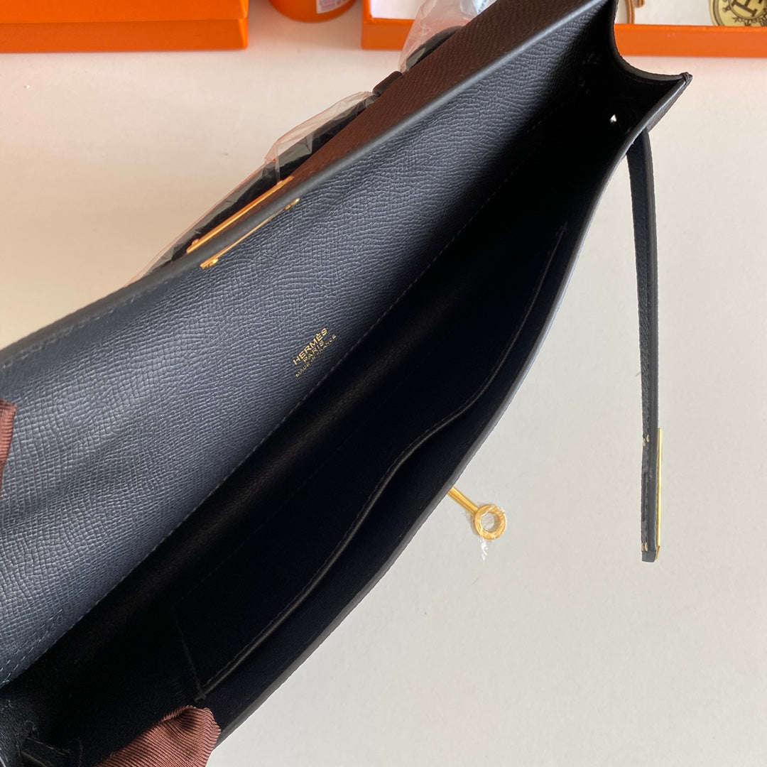 KELLY CUT 31 IN BLACK CALFSKIN WITH GOLD HARDWARE