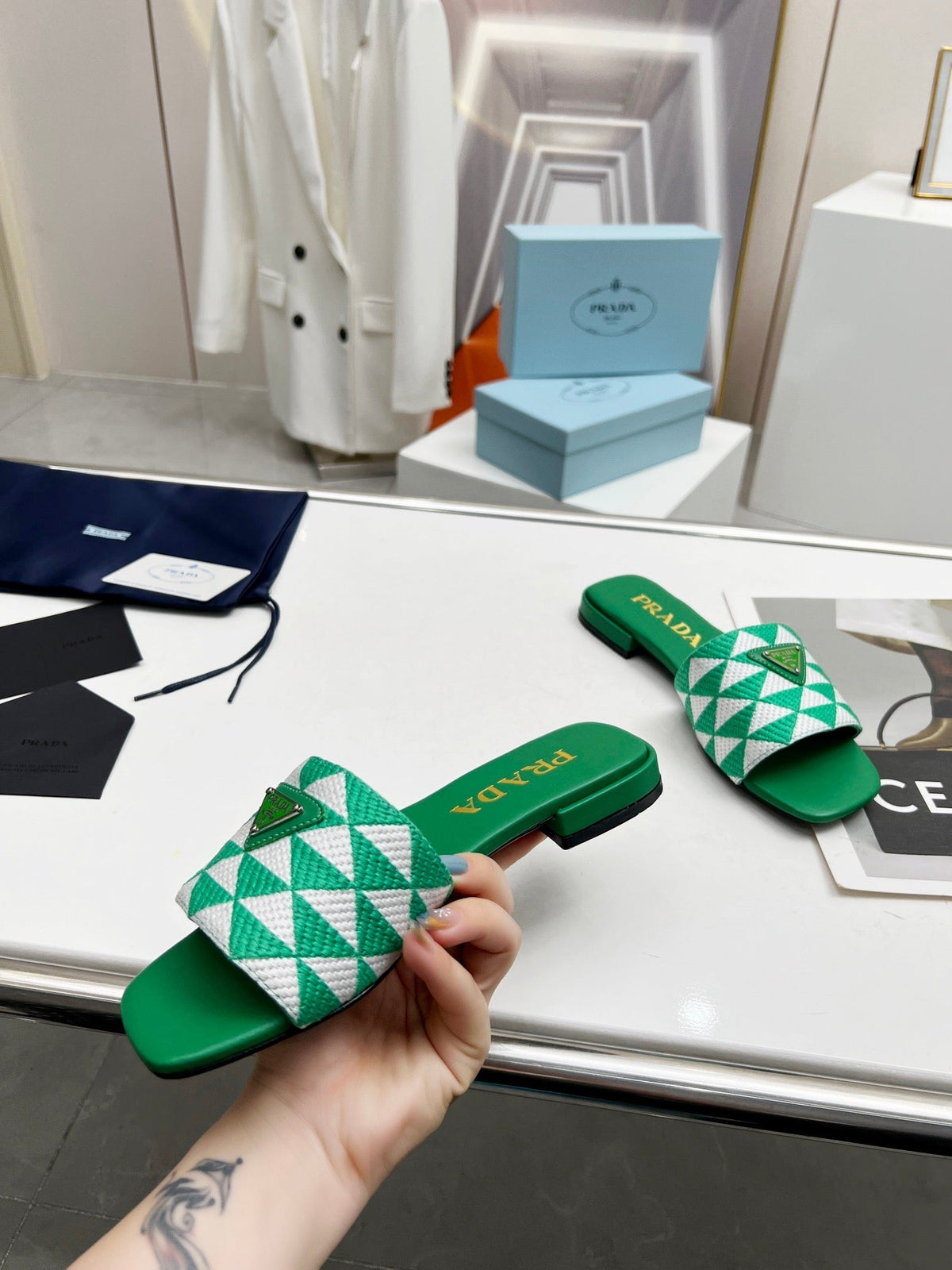 PRA EMBROIDERED SLIDES FLAT GREEN FABRIC