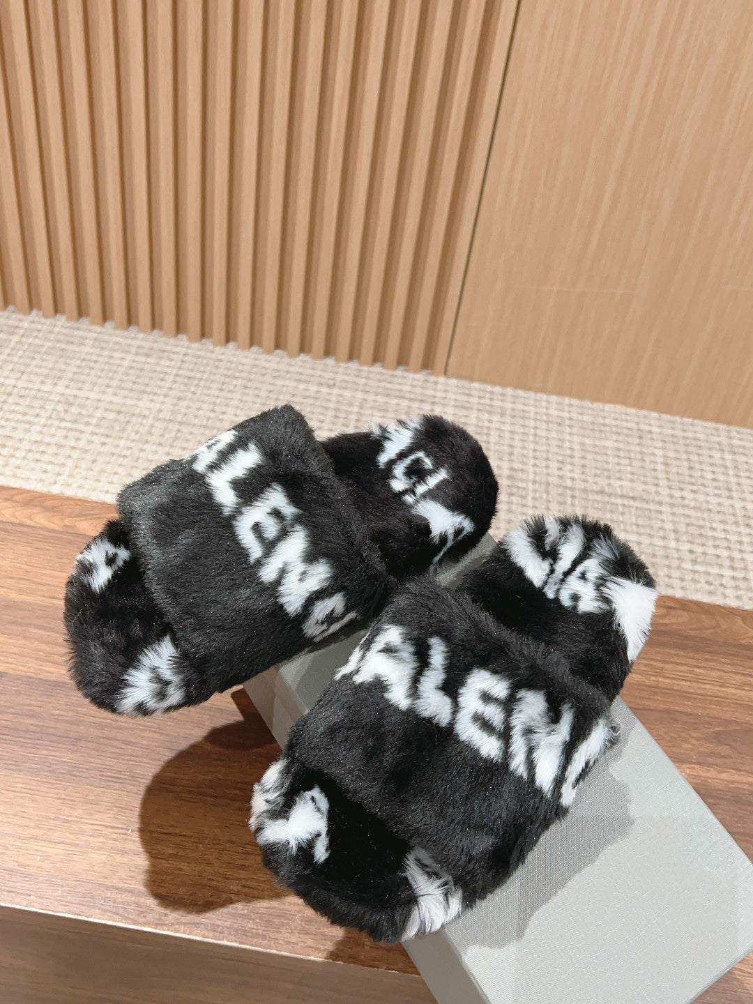 LAMB WOOL SLIPPER BLACK AND WHITE