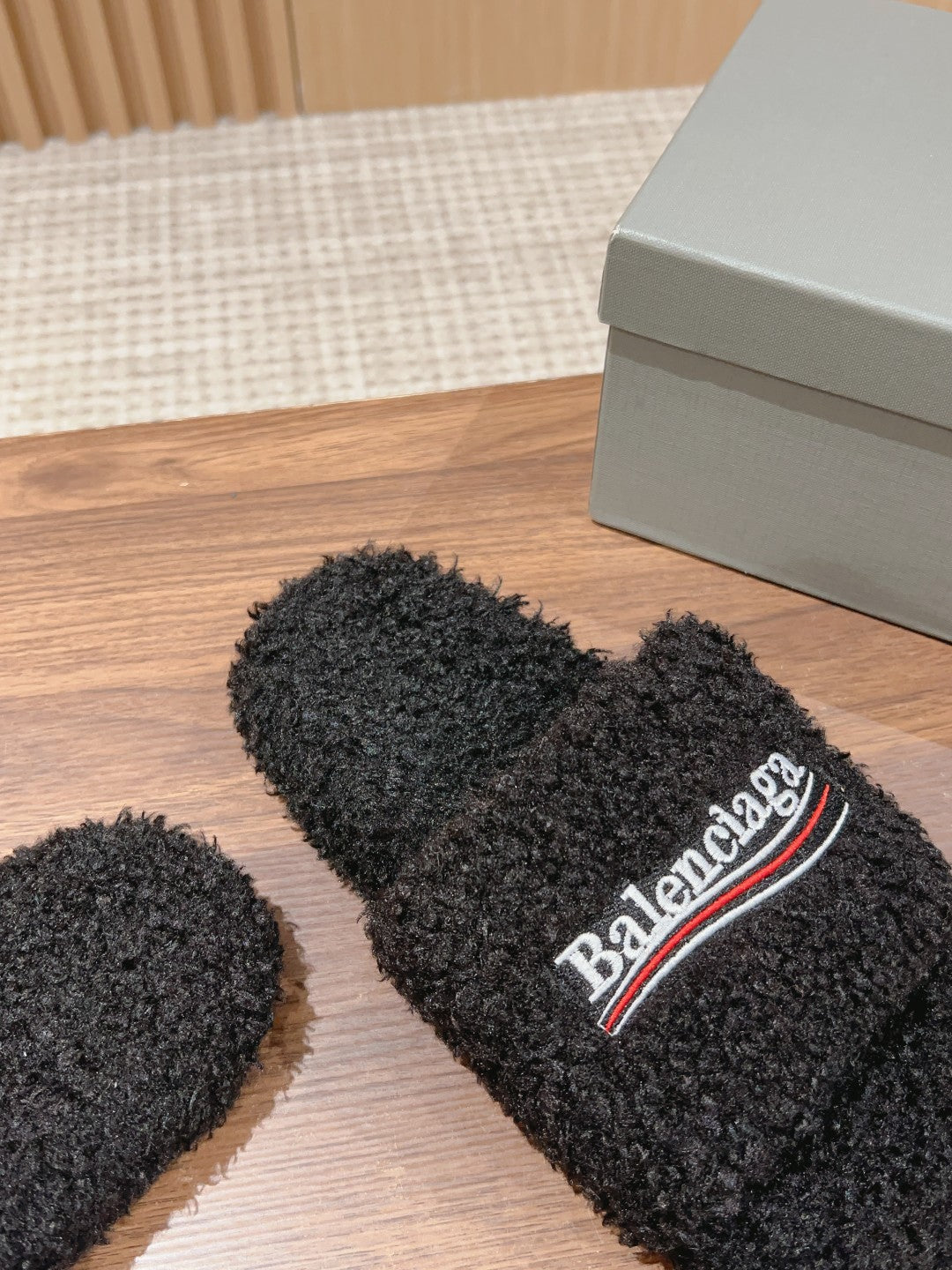 FURRY SLIDES IN BLACK CURLY SHEARLING