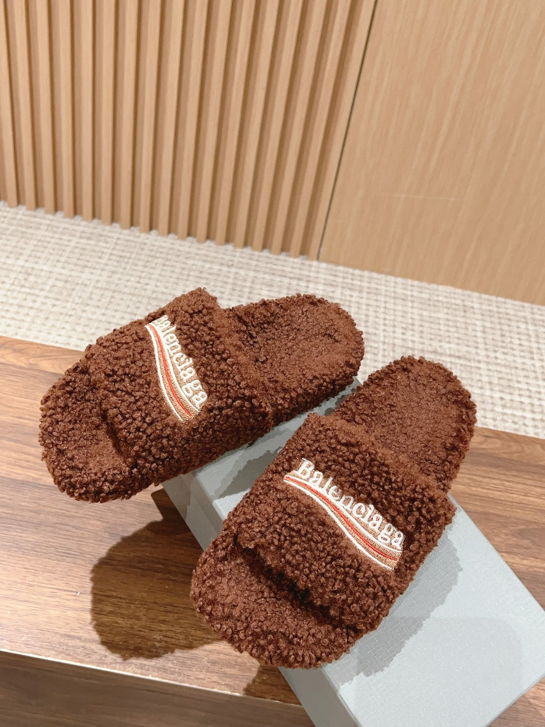 FURRY SLIDES IN BROWN CURLY SHEARLING
