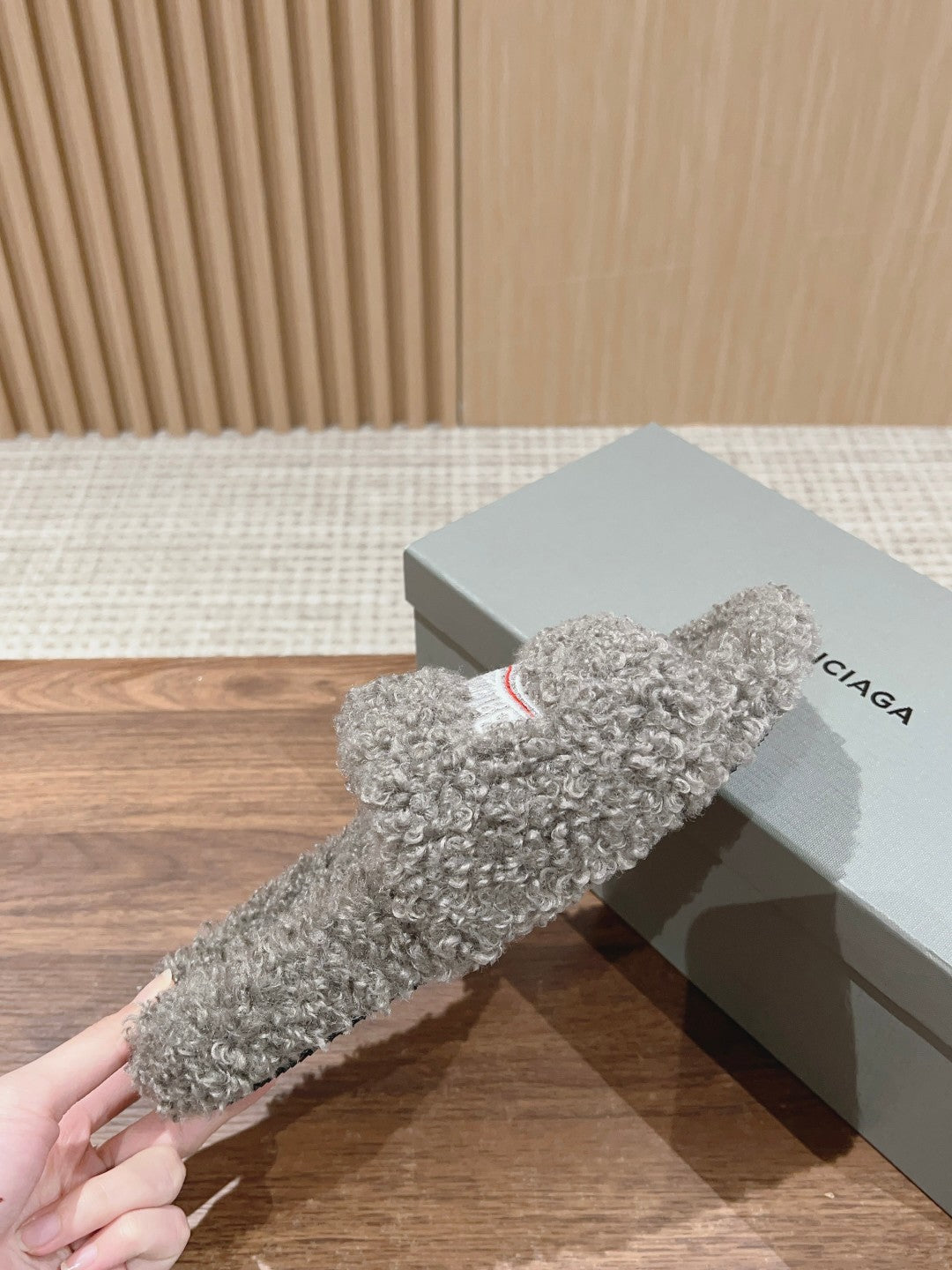 FURRY SLIDES IN GRAY CURLY SHEARLING