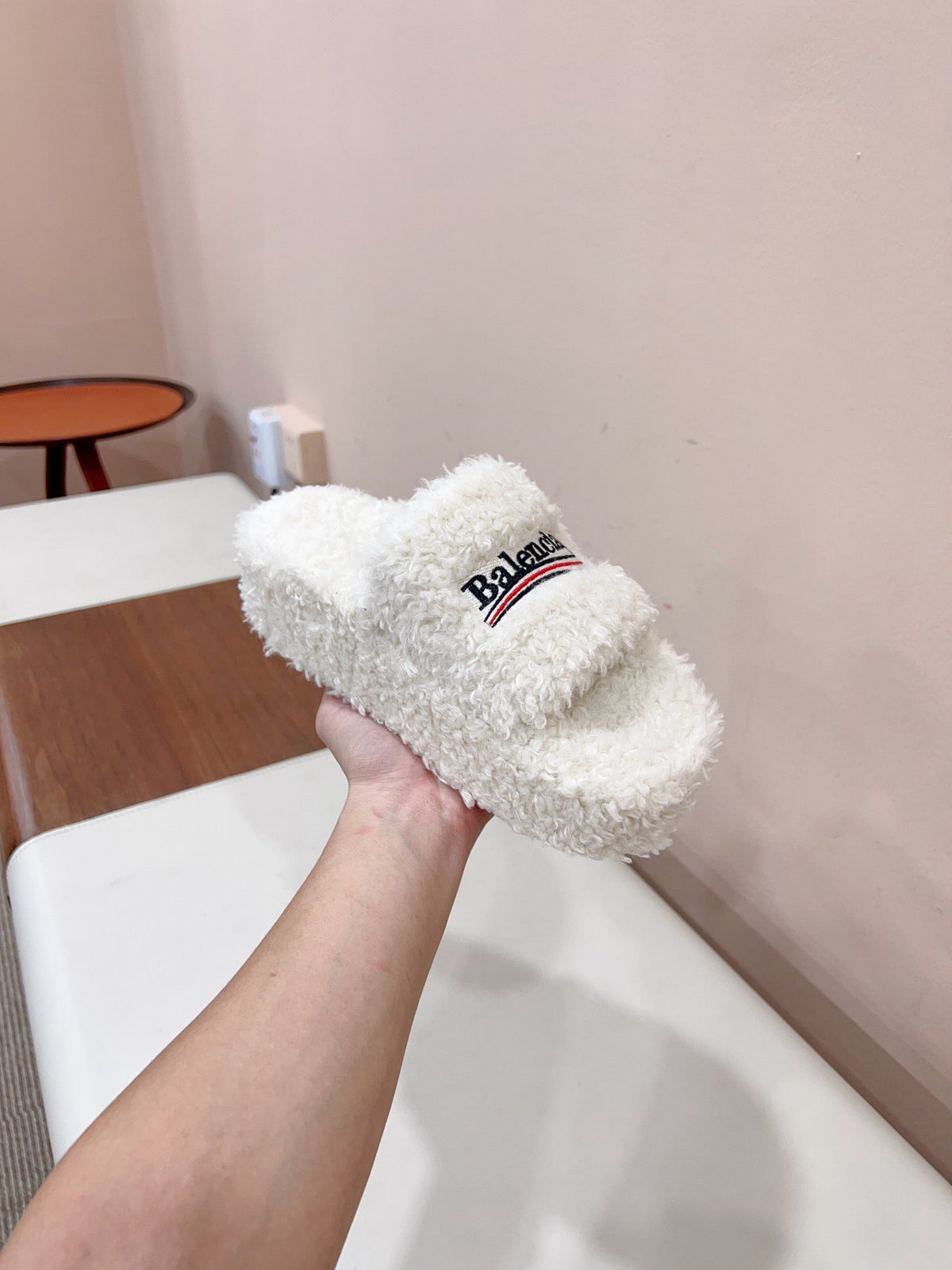 THICK-SOLED SLIPPERS IN WHITE WOOL