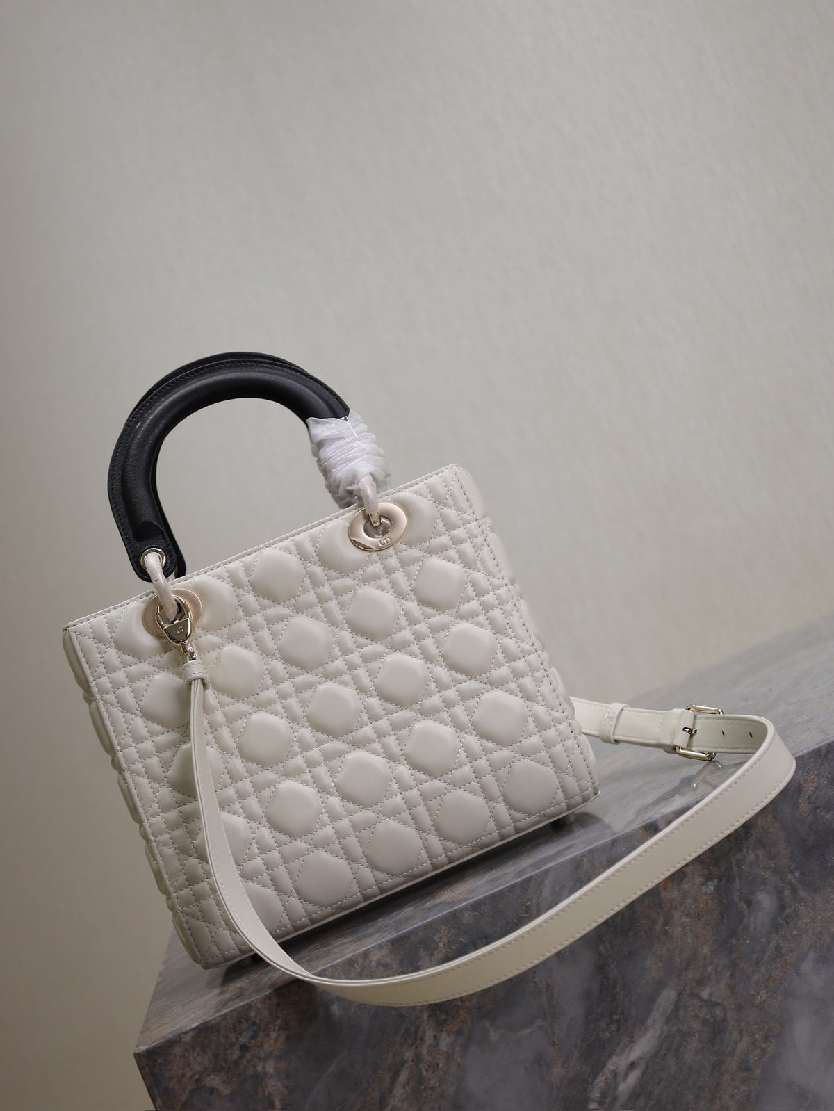 MEDIUM LADY BAG 24 IN WHITE QUILTED MACROCANNAGE CALFSKIN BLACK STRAP