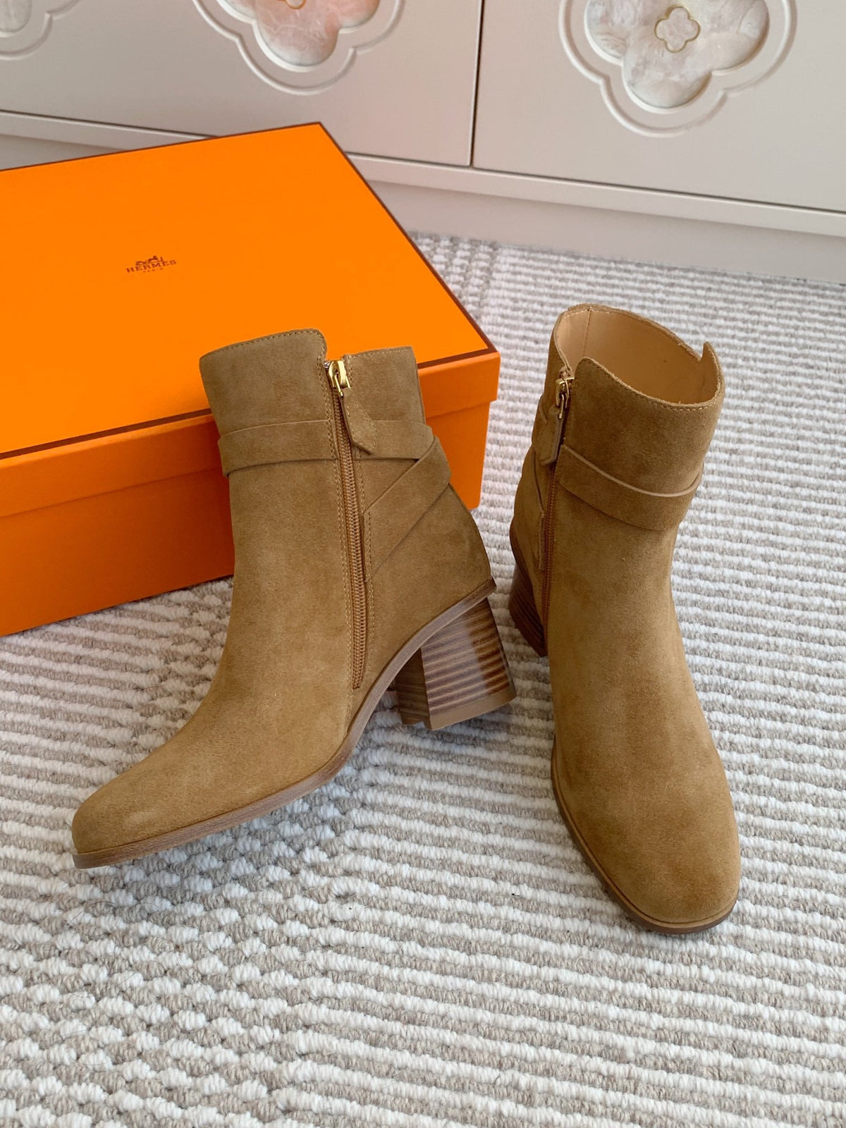 HM 25S ANKLE BOOTS 50 MM IN BROWN SUEDE WITH GOLD HARDWARE
