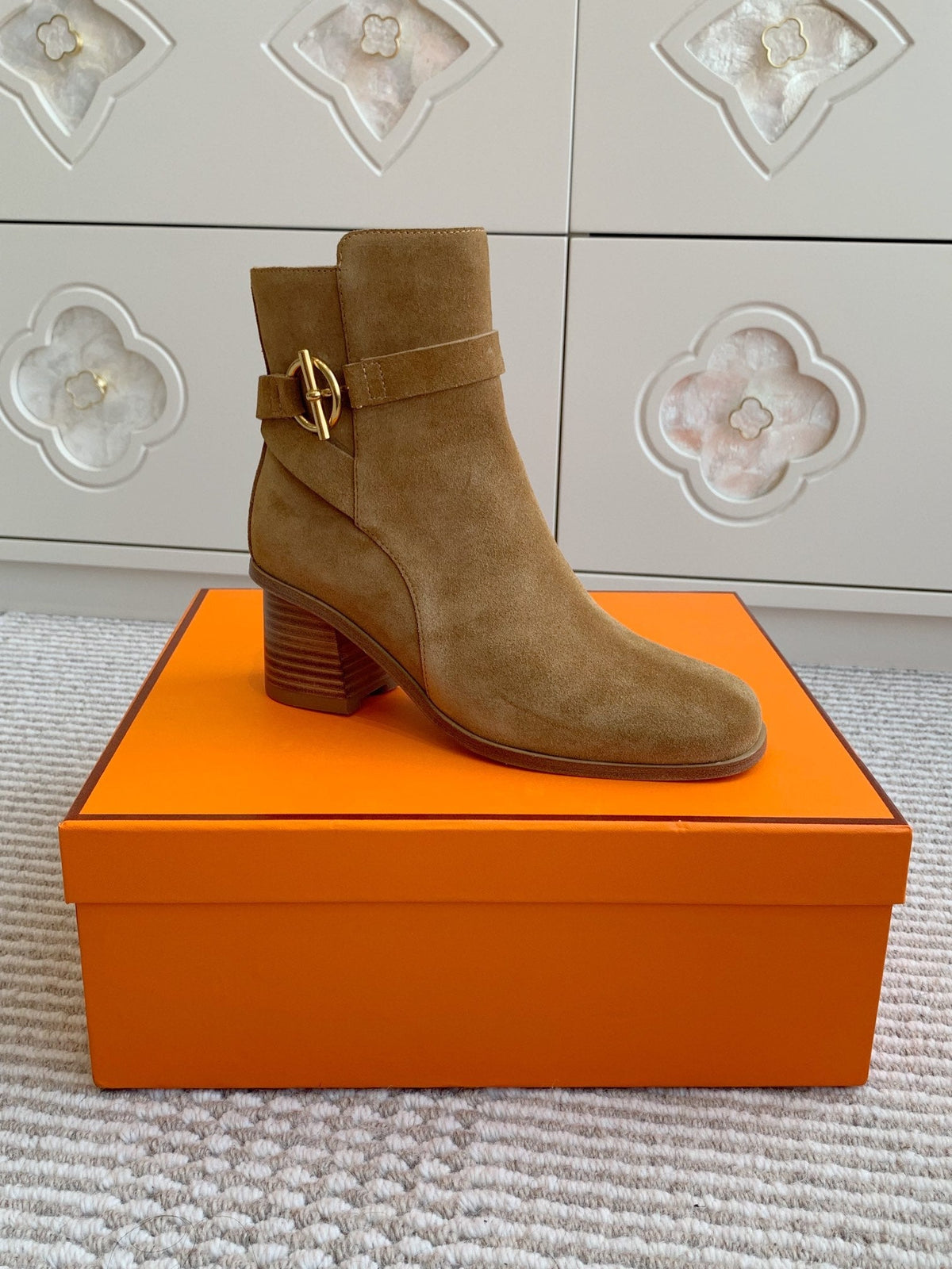 HM 25S ANKLE BOOTS 50 MM IN BROWN SUEDE WITH GOLD HARDWARE