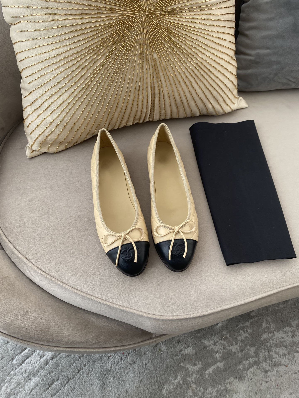 BALLET FLATS BEIGE BLACK QUILTED LAMBSKIN