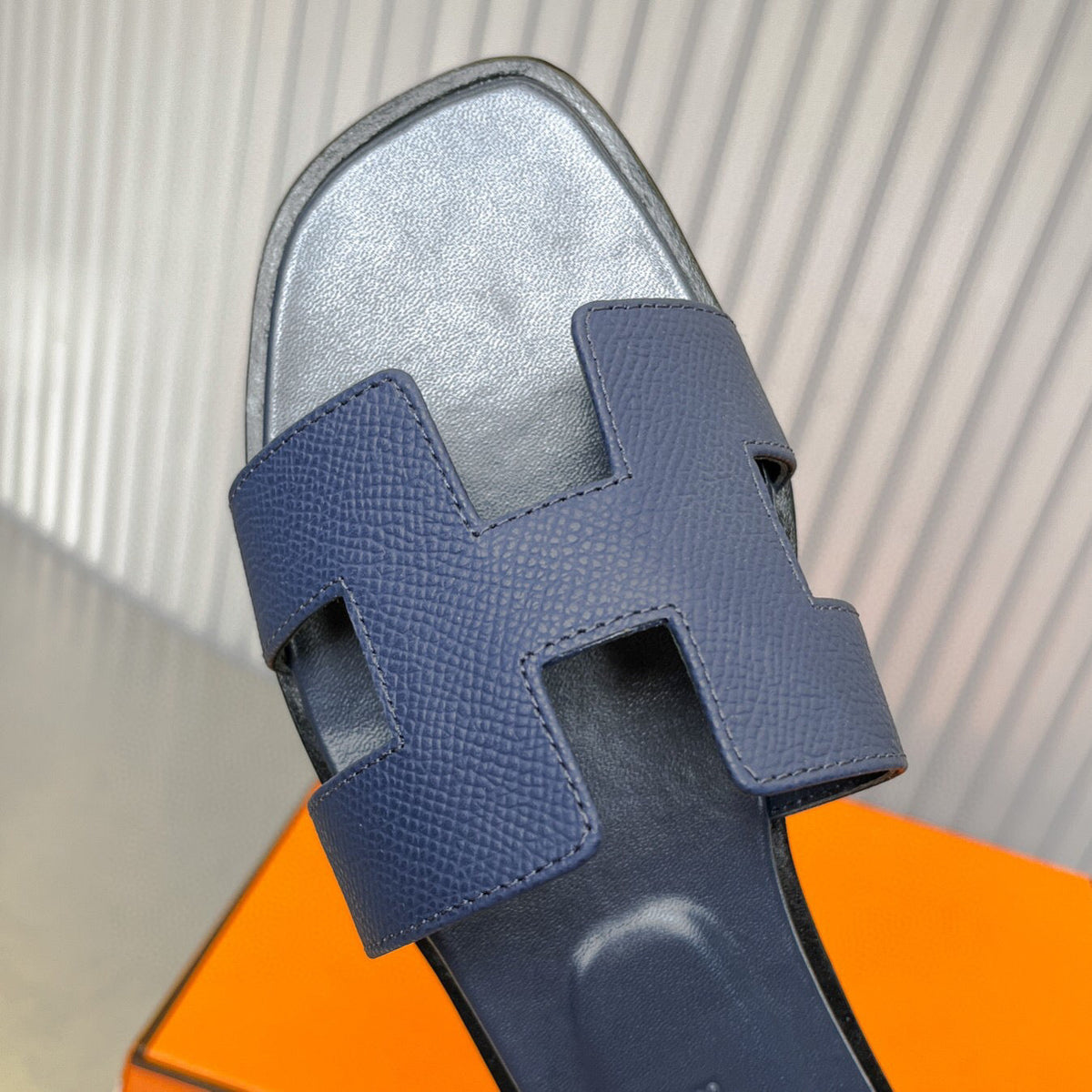 0RAN SANDAL IN DARK BLUE CALFSKIN