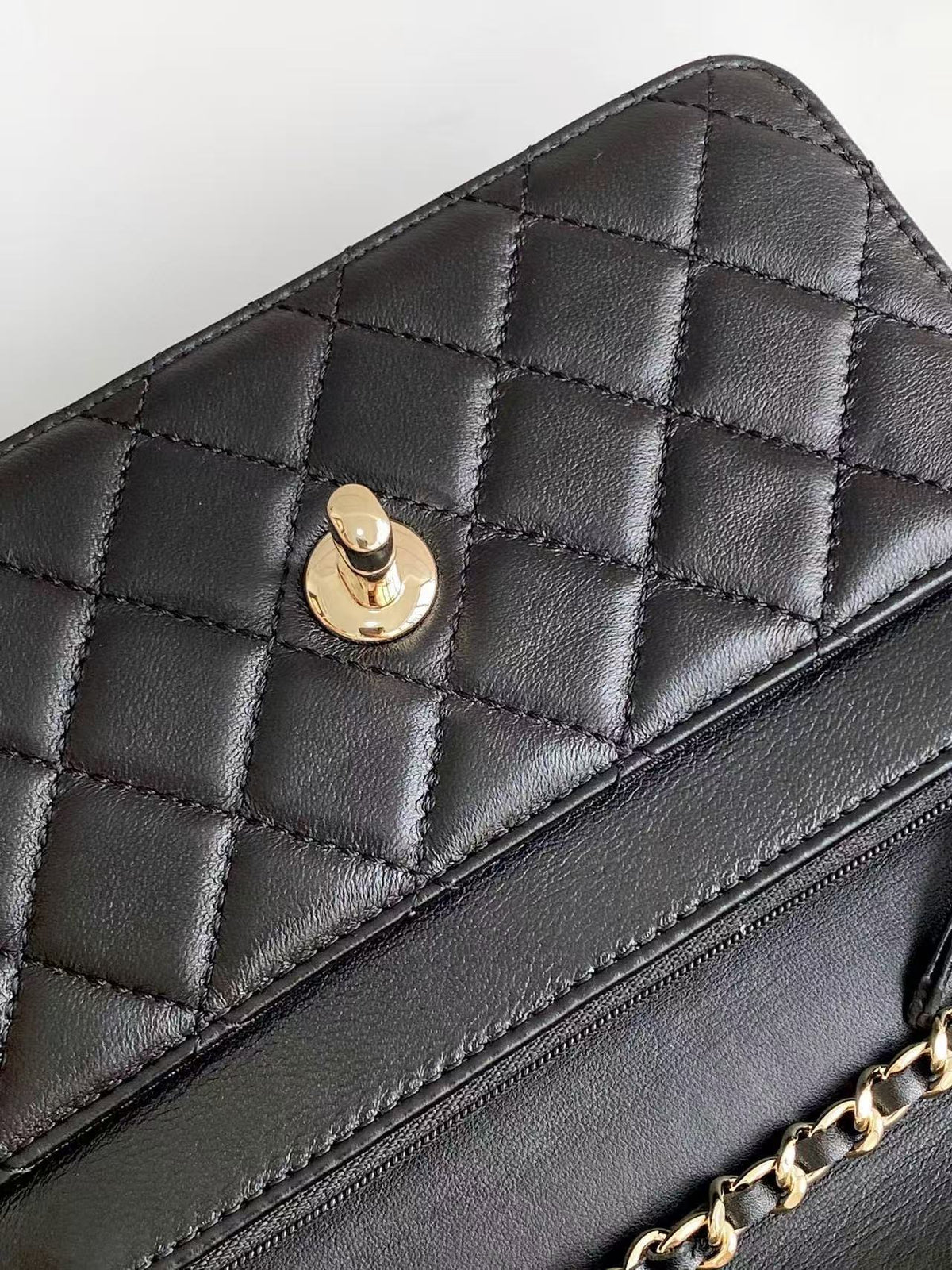 CC FLAP BAG 19 IN BLACK CALFSKIN GOLD HARDWARE