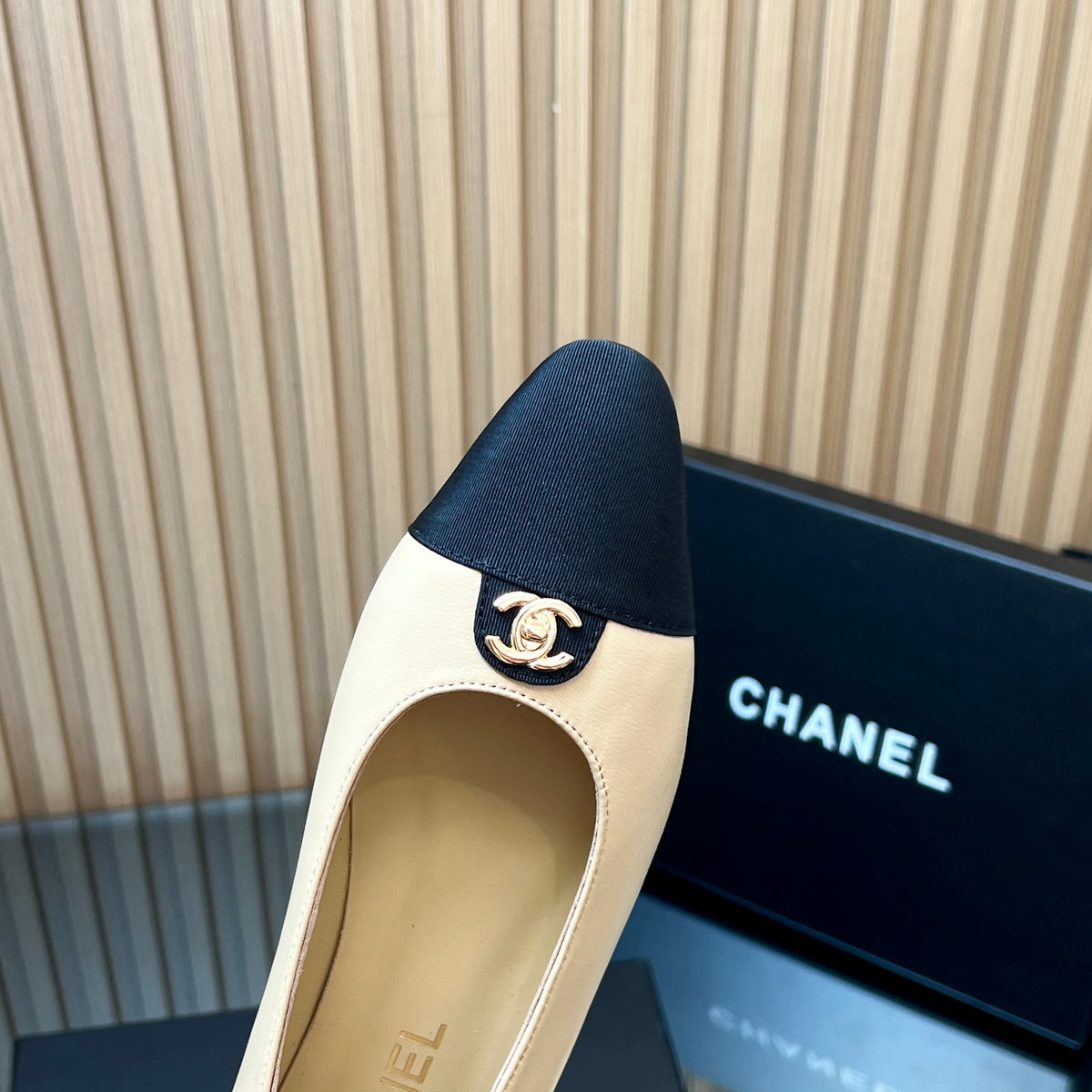 CHANEL 25S BALLET FLATS LOGO IN BEIGE CALFSKIN AND BLACK CANVAS GOLD HARDWRE
