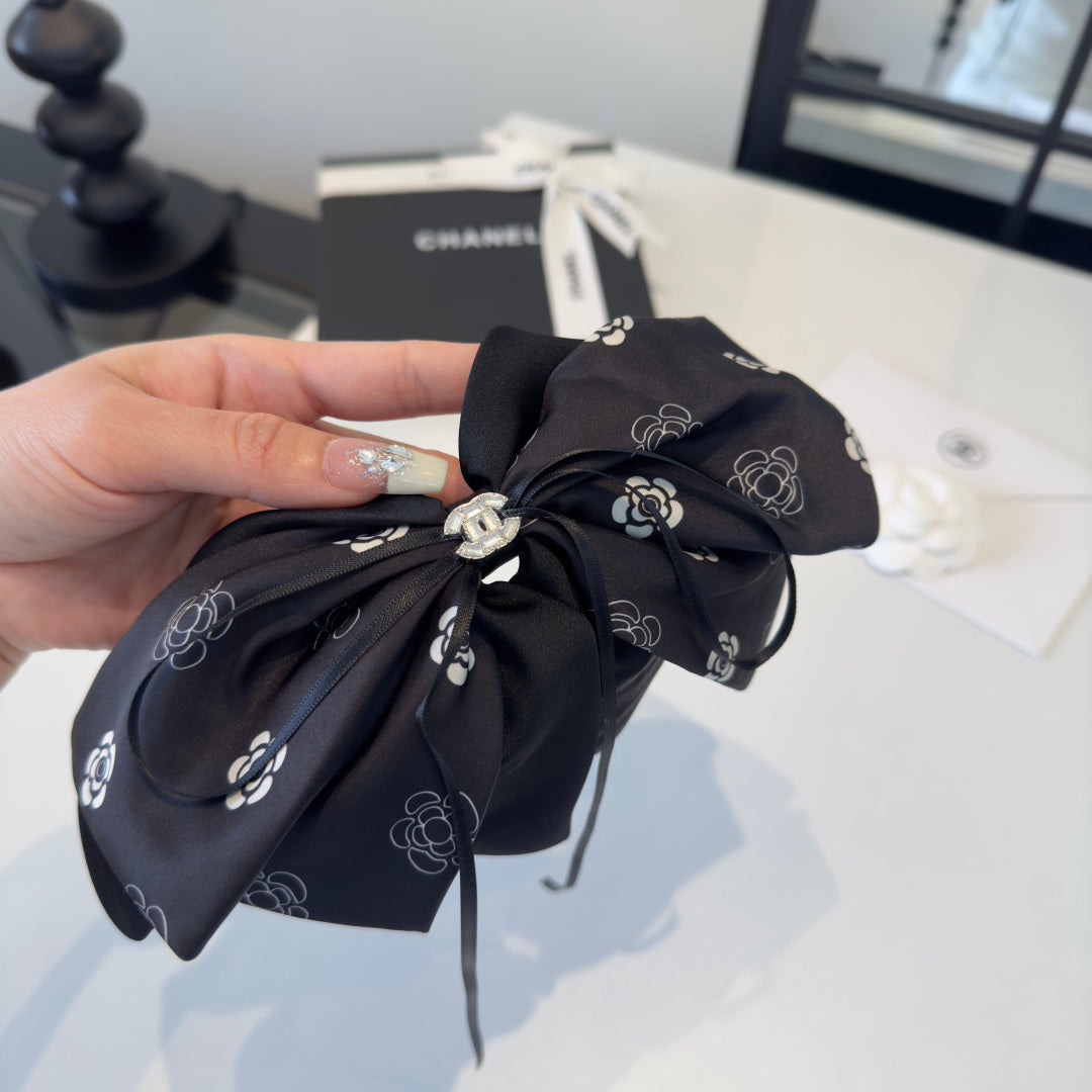 CHANEL 26S BOW HAIR CLIP IN BLACK SATIN 503133