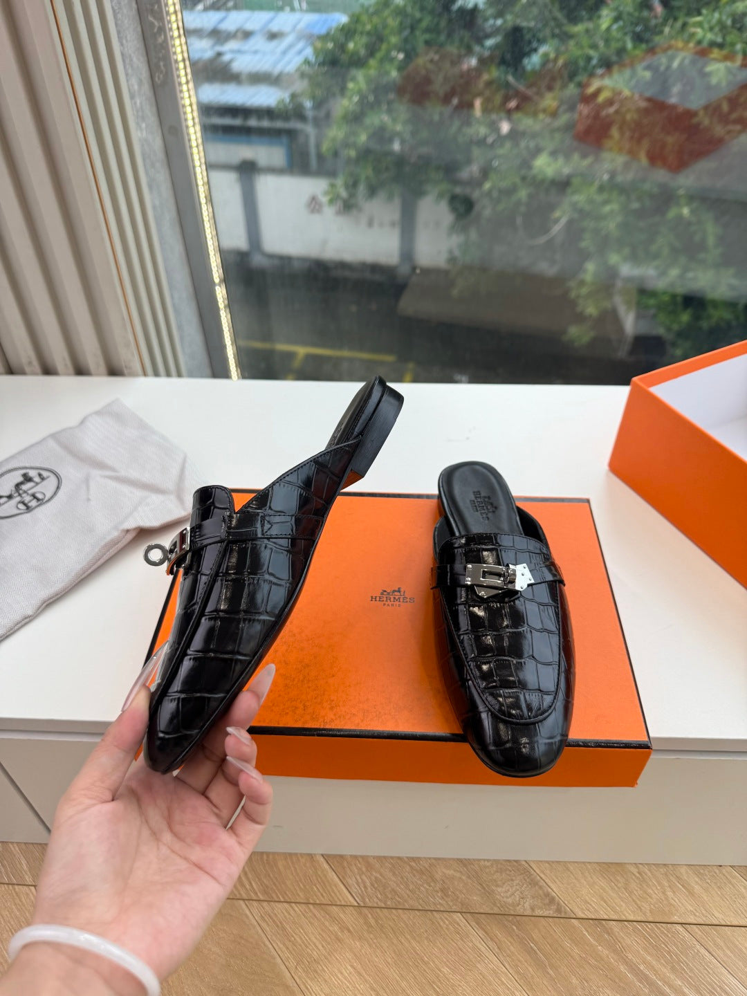 HM 26S DESTIN MULES IN BLACK CROCODILE-EFFECT LEATHER
