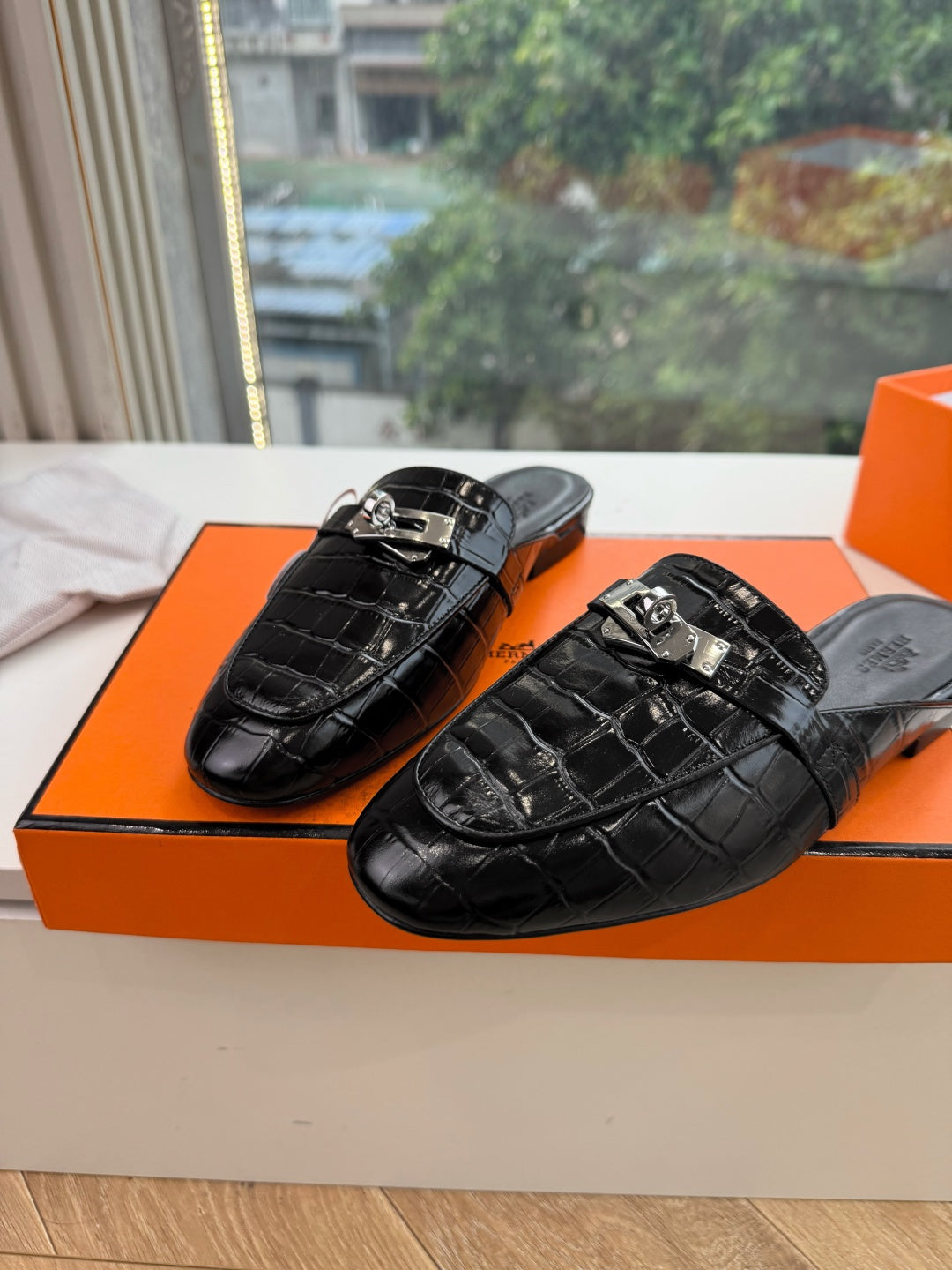 HM 26S DESTIN MULES IN BLACK CROCODILE-EFFECT LEATHER