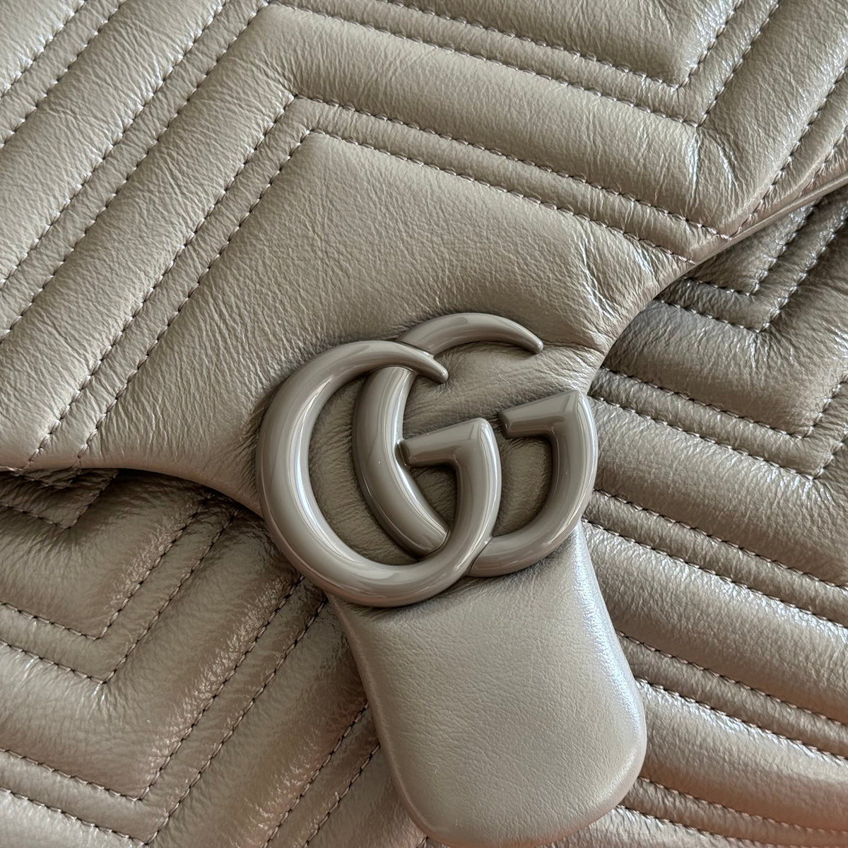 GUCCI 26S GG MARMONT BAG 37 IN BROWNISH GRAY CALFSKIN