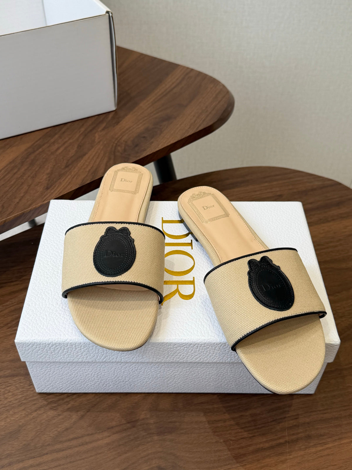 DIOR 26S D-BADGE FLAT SLIDE SANDALS IN BEIGE CANVAS AND BLACK CALFSKIN