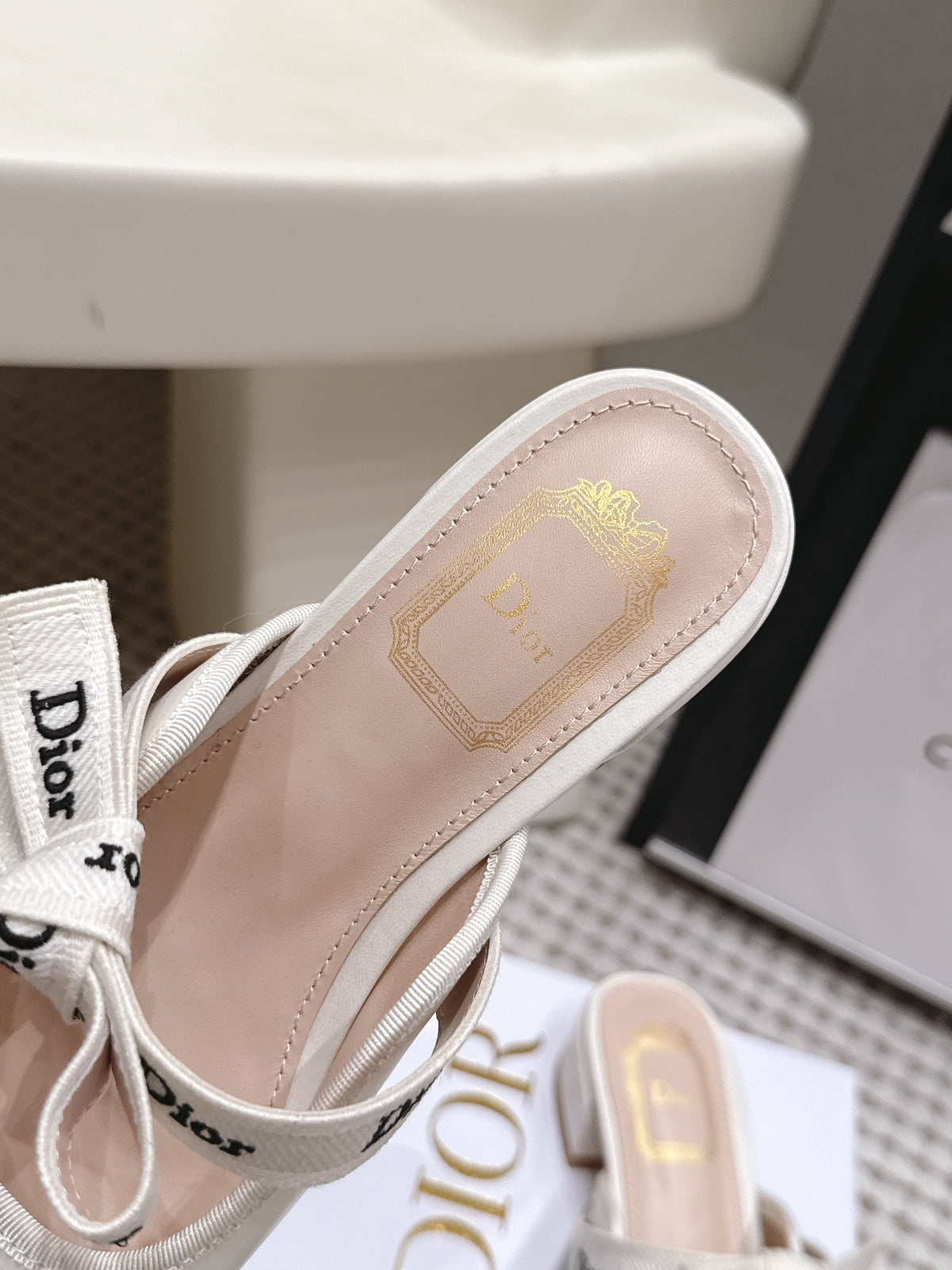 DIOR 26S CLOSED-TOE LOW-HEEL MULE IN IVORY WHITE CALFSKIN WITH BOW