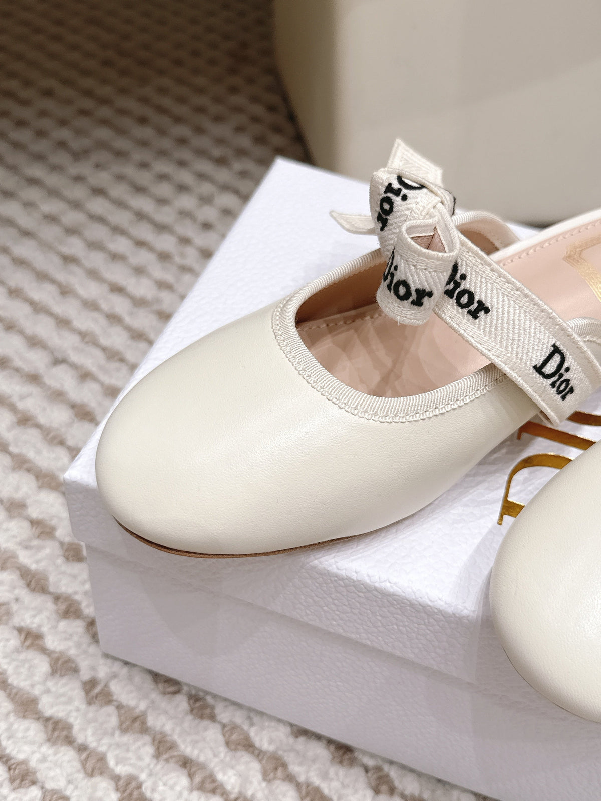 DIOR 26S CLOSED-TOE LOW-HEEL MULE IN IVORY WHITE CALFSKIN WITH BOW