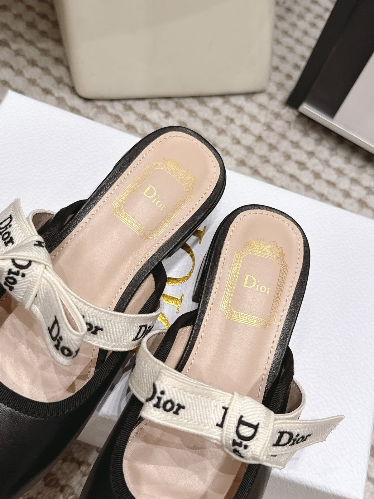 DIOR 26S CLOSED-TOE LOW-HEEL MULE IN BLACK CALFSKIN WITH BOW