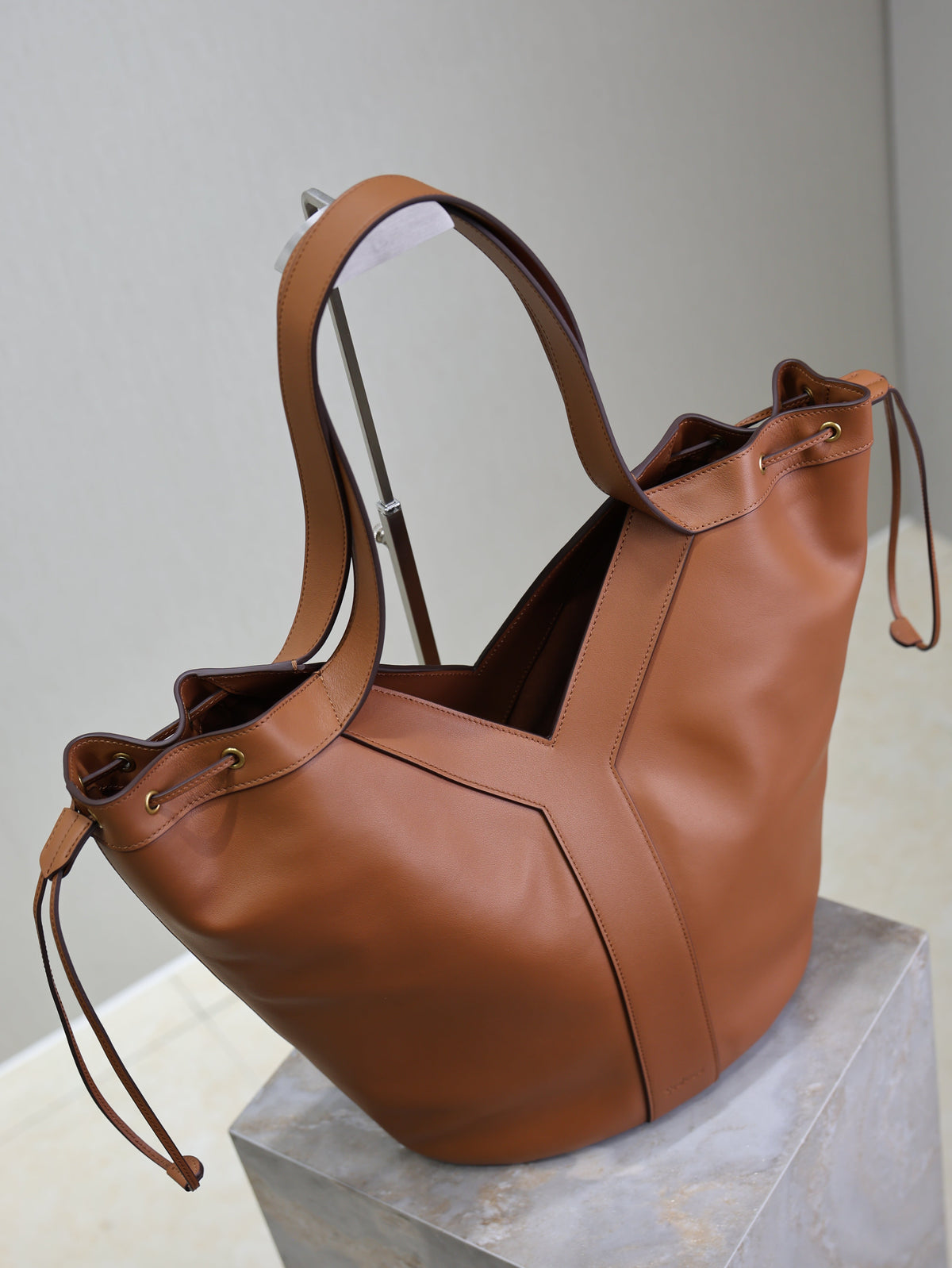 YSL 25S Y LARGE HOBO 50 IN CARAMEL CALFSKIN GOLD HARDWARE