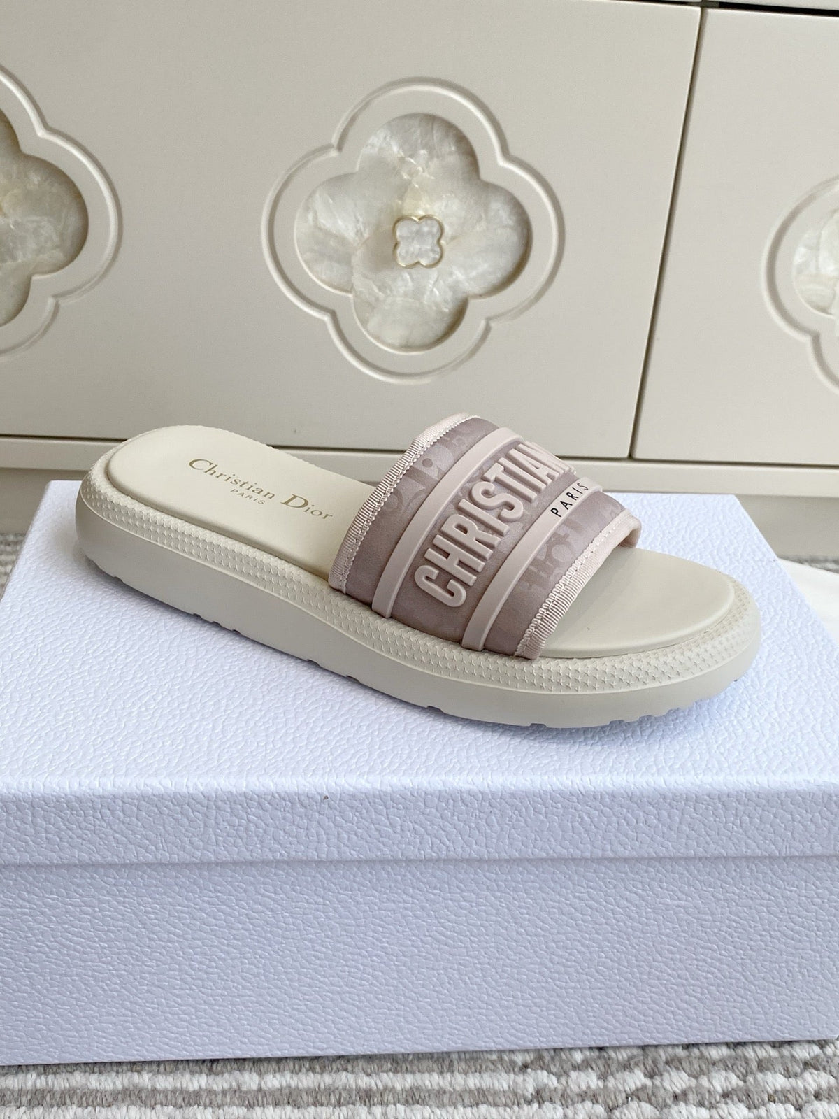 DIOR 26S DWAY SLIDES IN WHITE AND BLUSH PINK RUBBER SOLE
