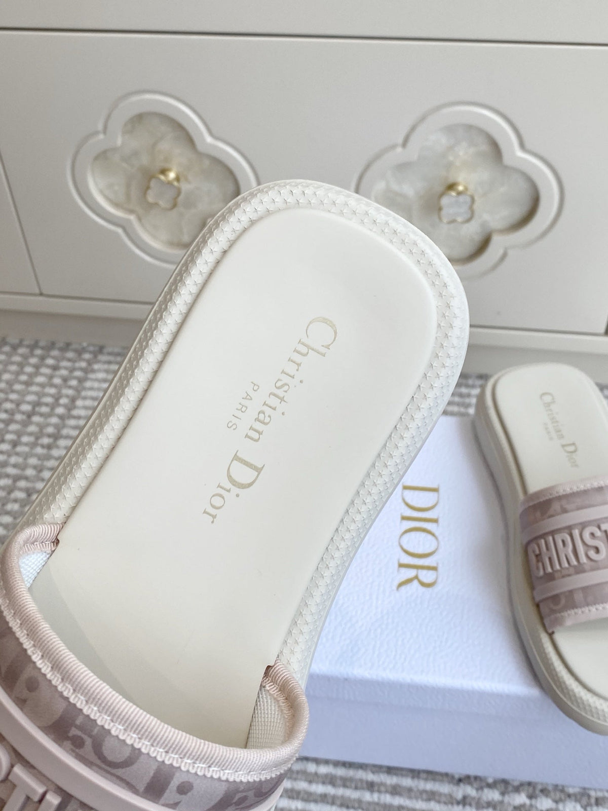 DIOR 26S DWAY SLIDES IN WHITE AND BLUSH PINK RUBBER SOLE