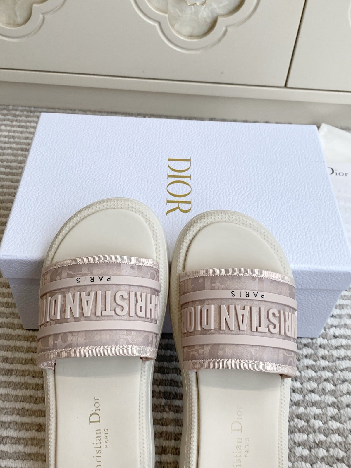 DIOR 26S DWAY SLIDES IN WHITE AND BLUSH PINK RUBBER SOLE
