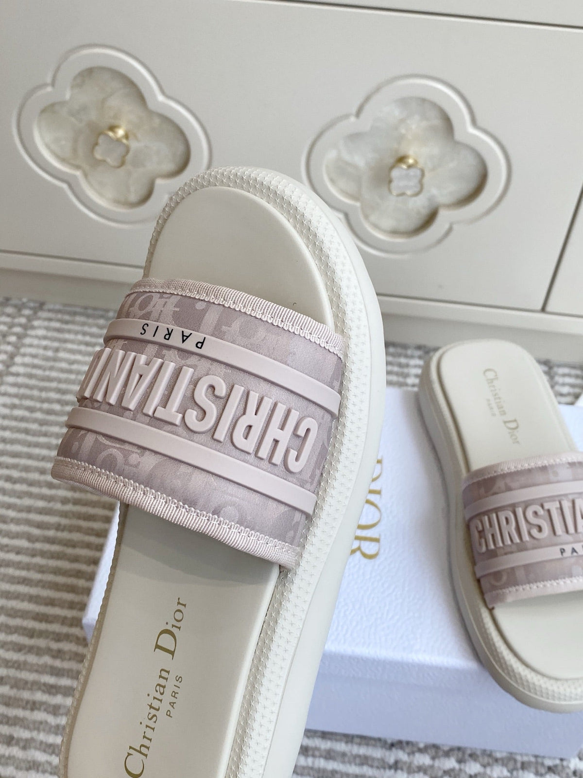 DIOR 26S DWAY SLIDES IN WHITE AND BLUSH PINK RUBBER SOLE