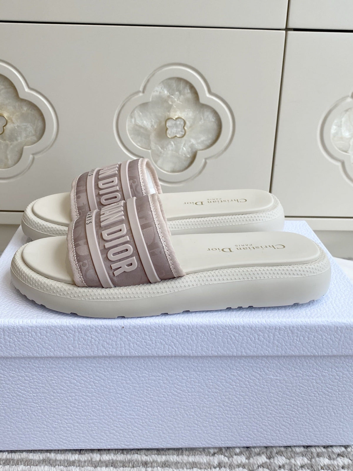 DIOR 26S DWAY SLIDES IN WHITE AND BLUSH PINK RUBBER SOLE