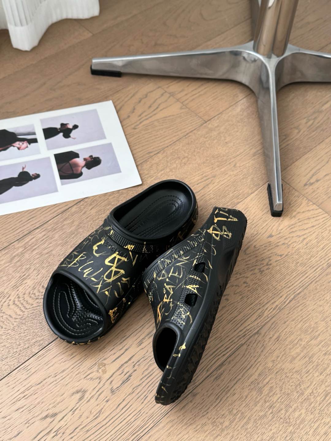 POOL GRAFFITI CROCS SLIDE SANDALS IN BLACK AND YELLOW RUBBER