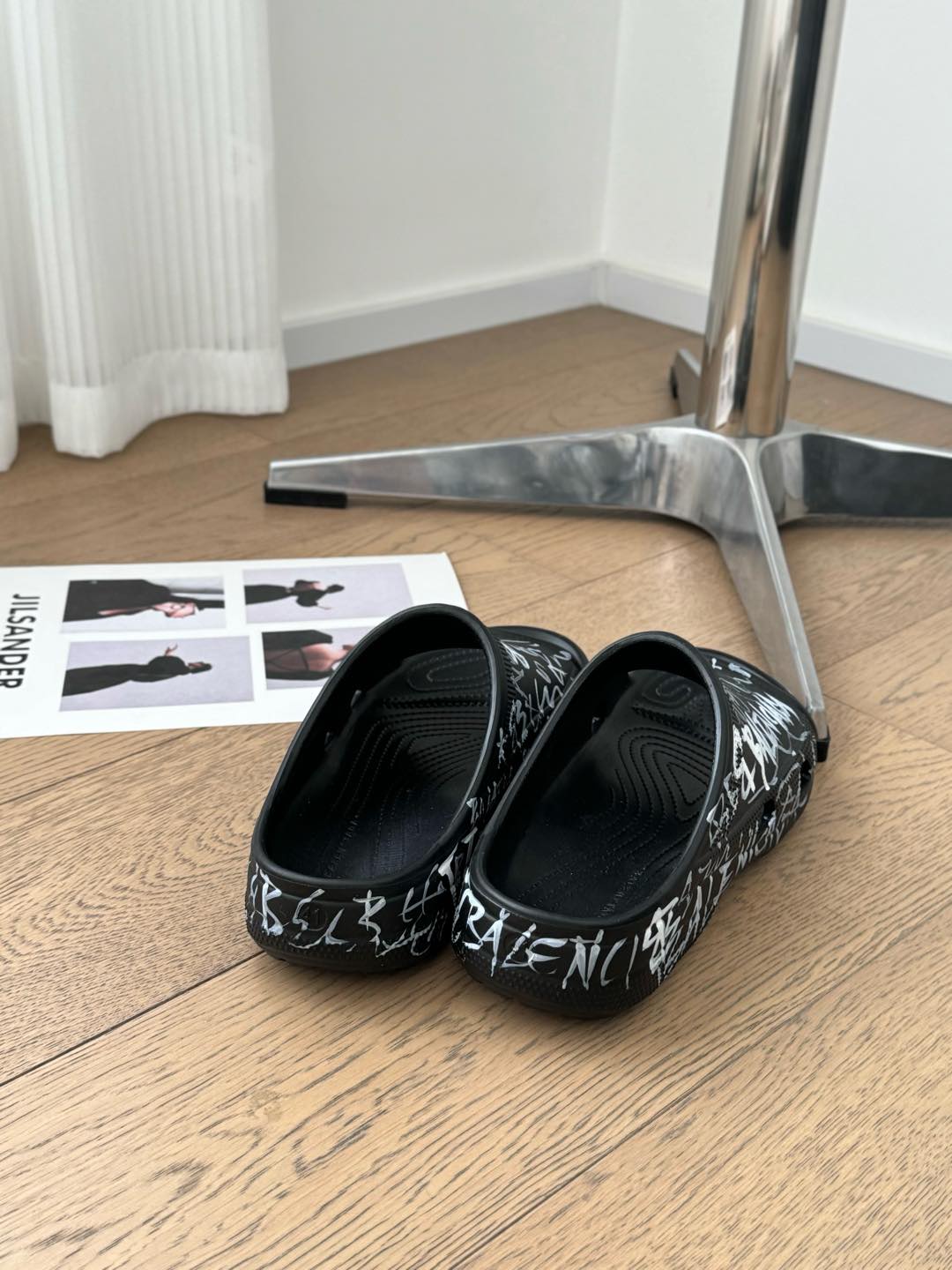 POOL GRAFFITI CROCS SLIDE SANDALS IN BLACK AND WHITE RUBBER