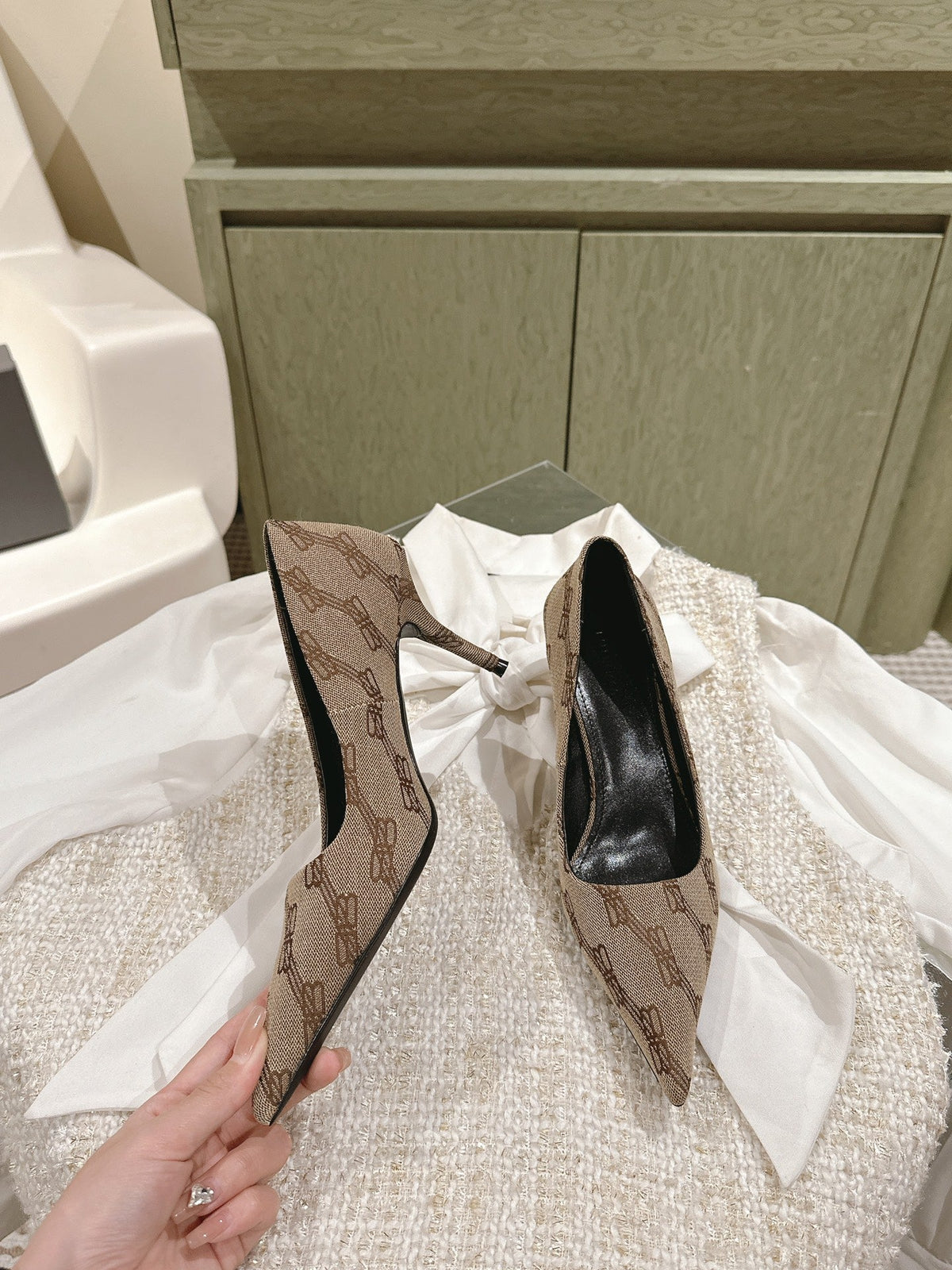 POINTED HIGH PUMPS IN BEIGE MONOGRAM JACQUARD FABRIC