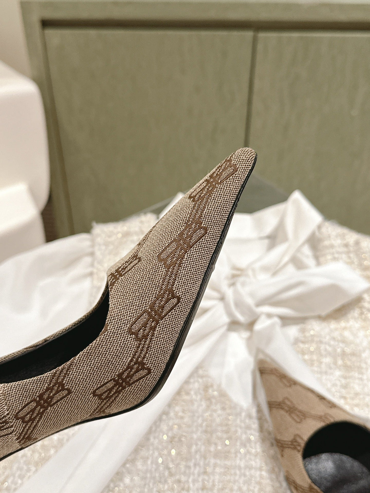 POINTED HIGH PUMPS IN BEIGE MONOGRAM JACQUARD FABRIC