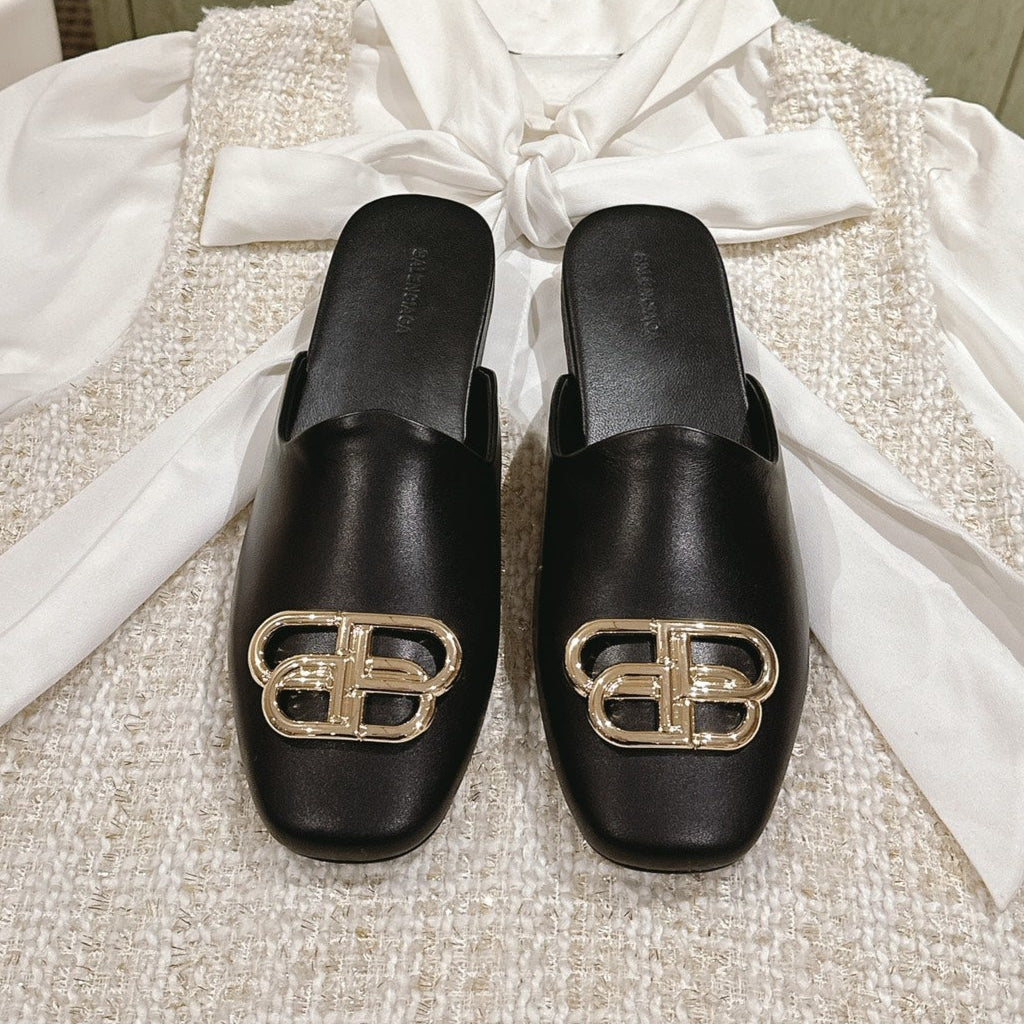 FLAT MULES IN BLACK SMOOTH CALFSKIN GOLD BUCKLE