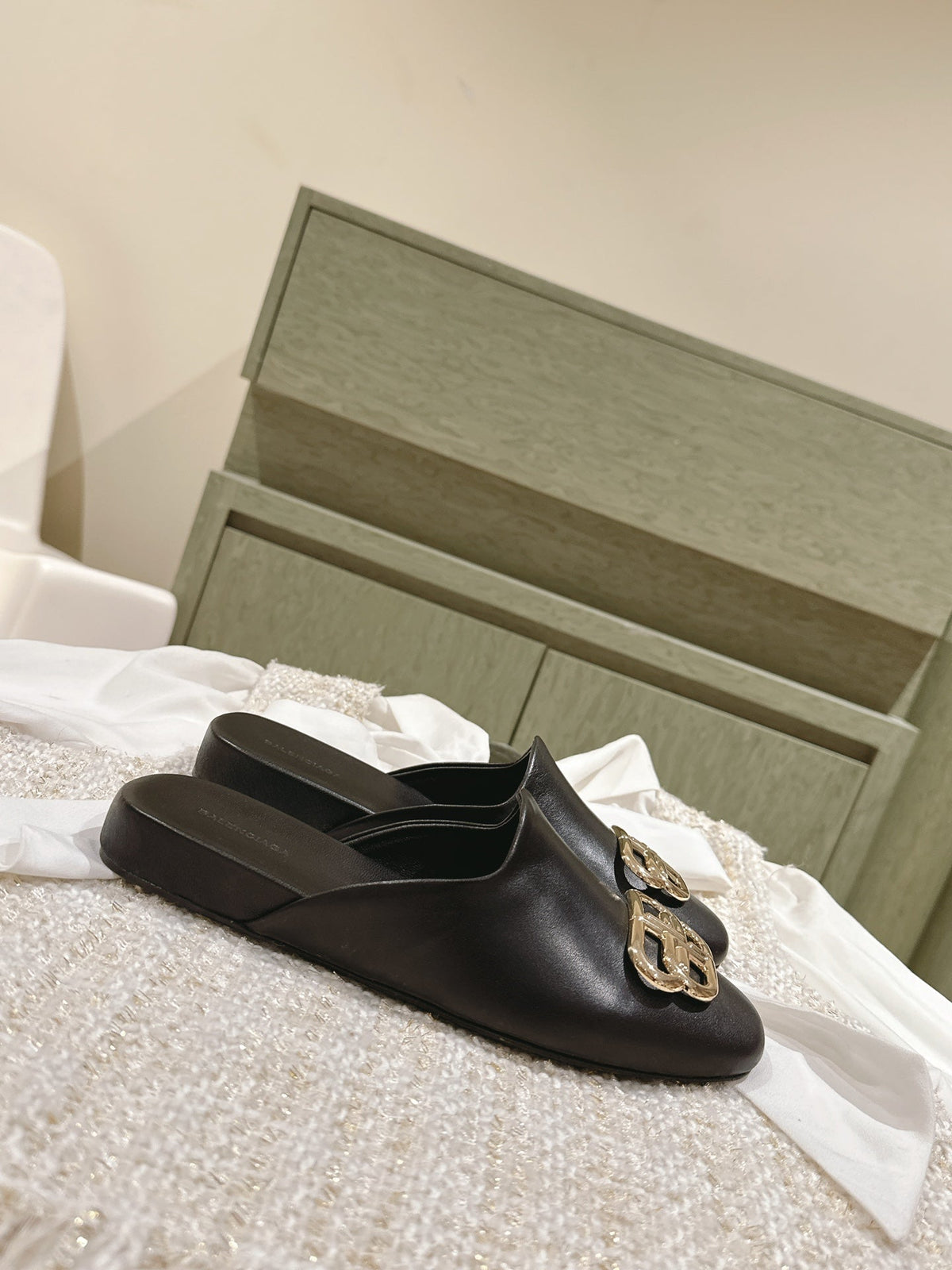 FLAT MULES IN BLACK SMOOTH CALFSKIN GOLD BUCKLE