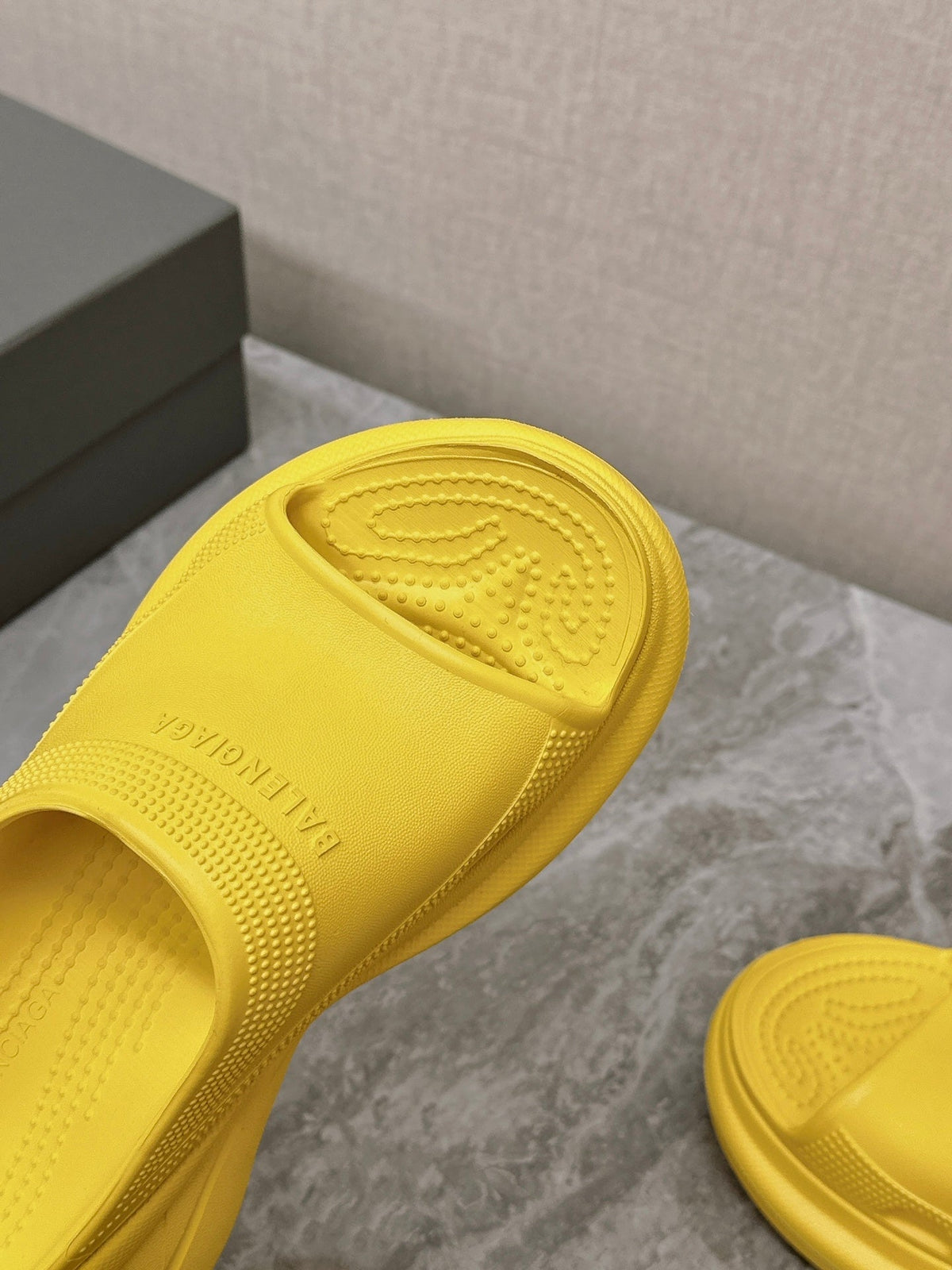 POOL CROCS SLIDE SANDAL IN YELLOW RUBBER