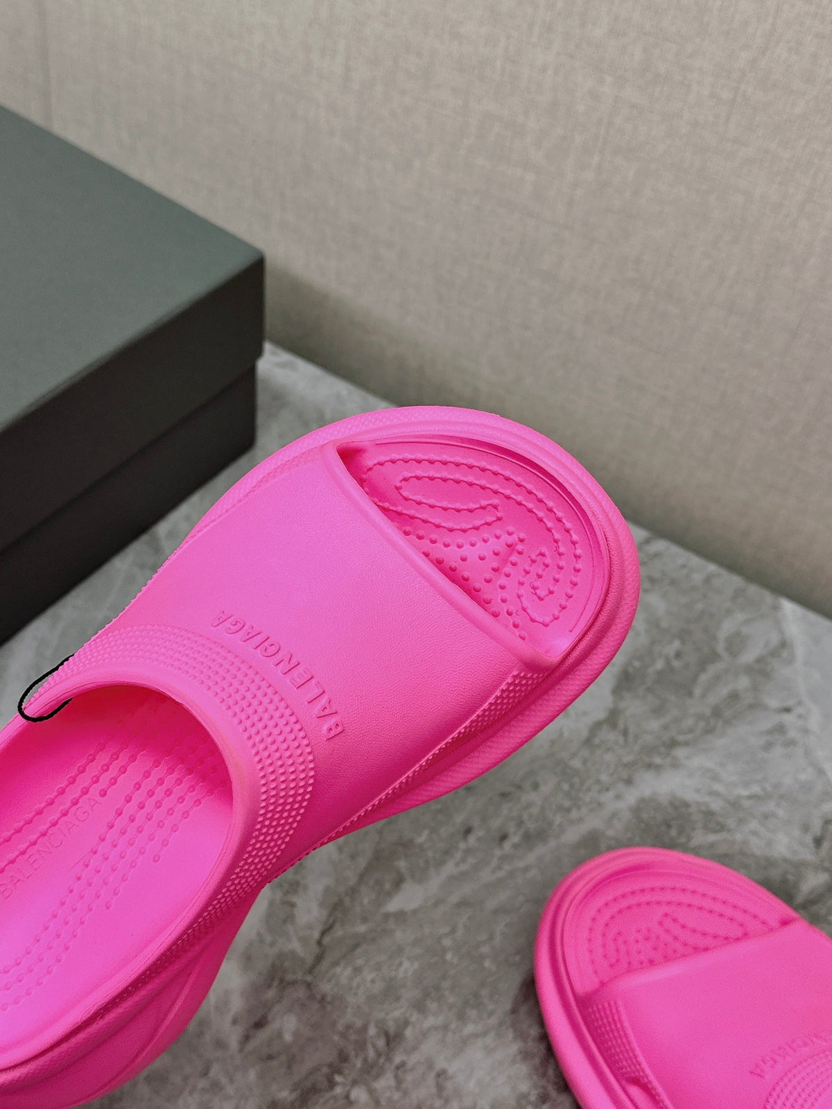 POOL CROCS SLIDE SANDAL IN BRIGHT PINK RUBBER