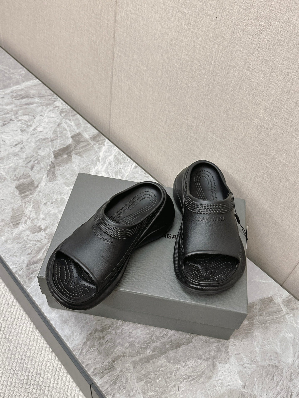 POOL CROCS SLIDE SANDAL IN BLACK RUBBER