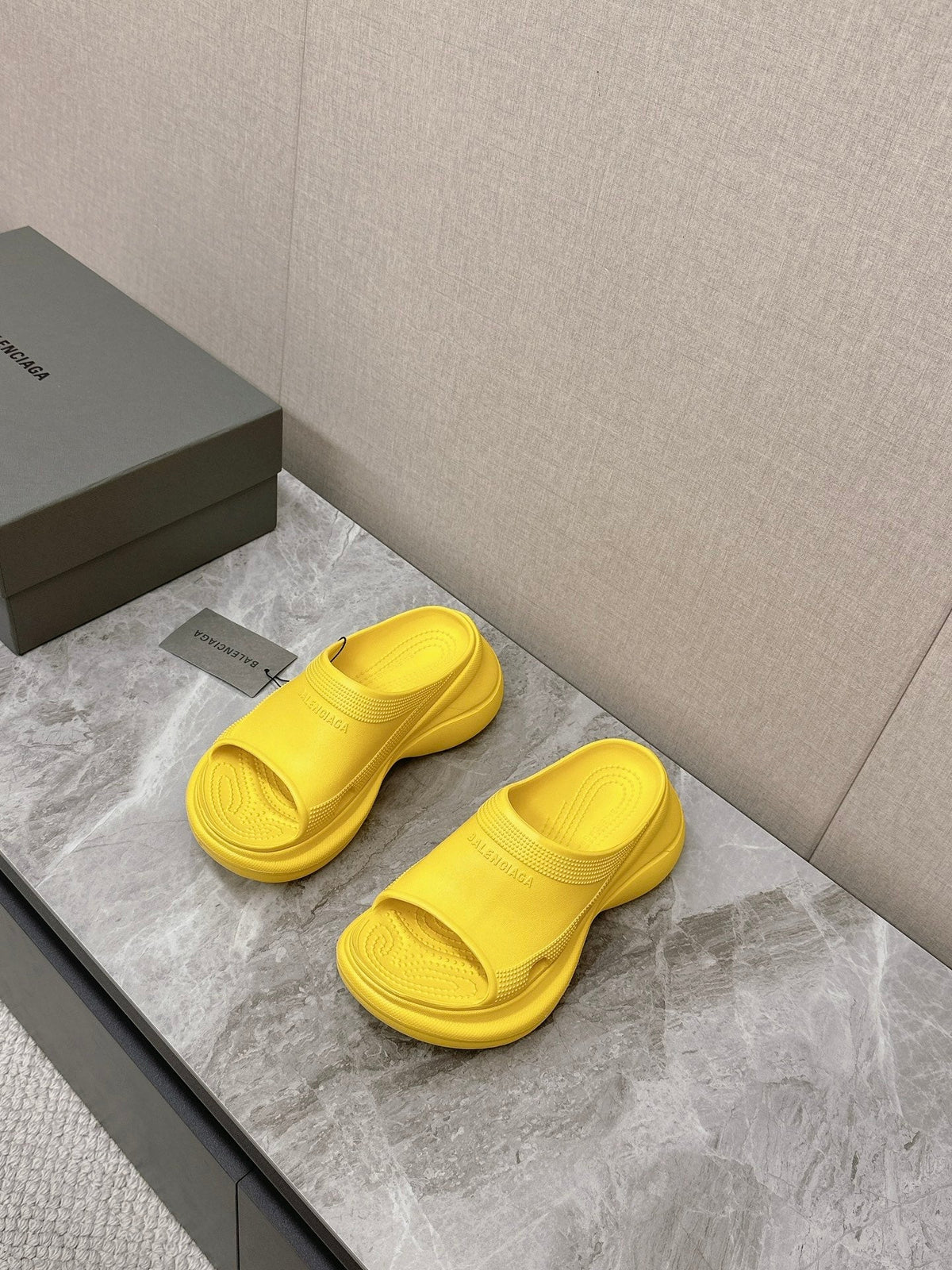 POOL CROCS SLIDE SANDAL IN YELLOW RUBBER