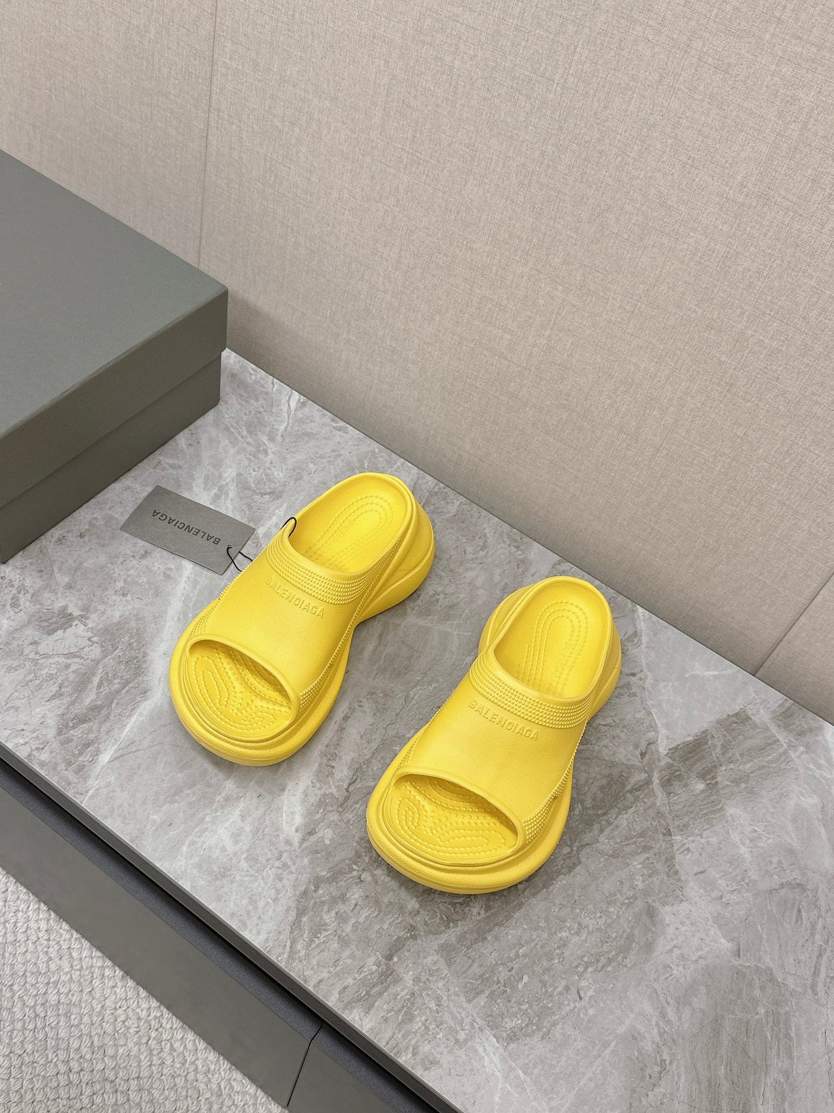 POOL CROCS SLIDE SANDAL IN YELLOW RUBBER
