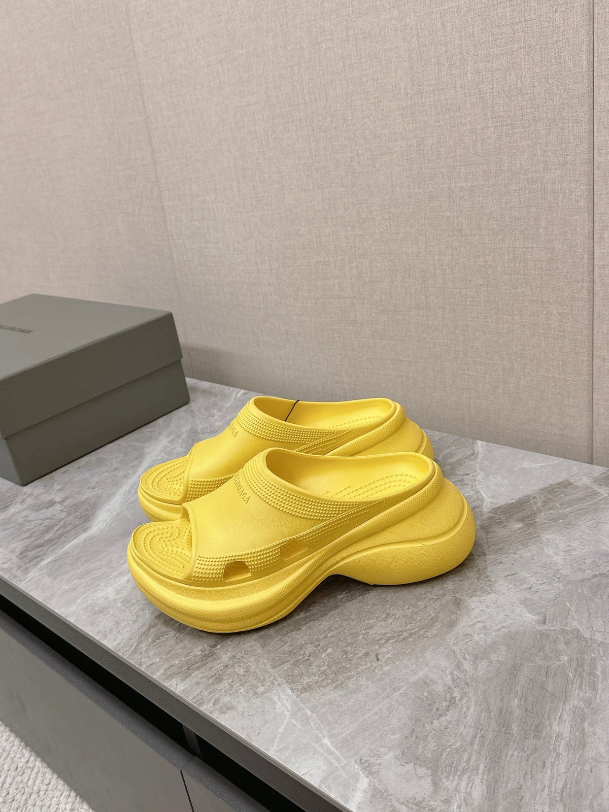 POOL CROCS SLIDE SANDAL IN YELLOW RUBBER