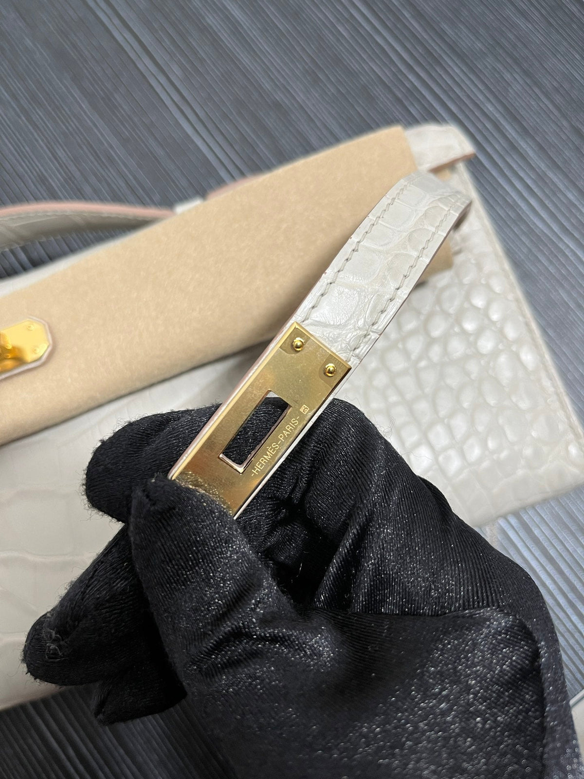 KELLY CUT 31 IN WHITE SHINNY ALLIGATOR LEATHER WITH GOLD HARDWARE