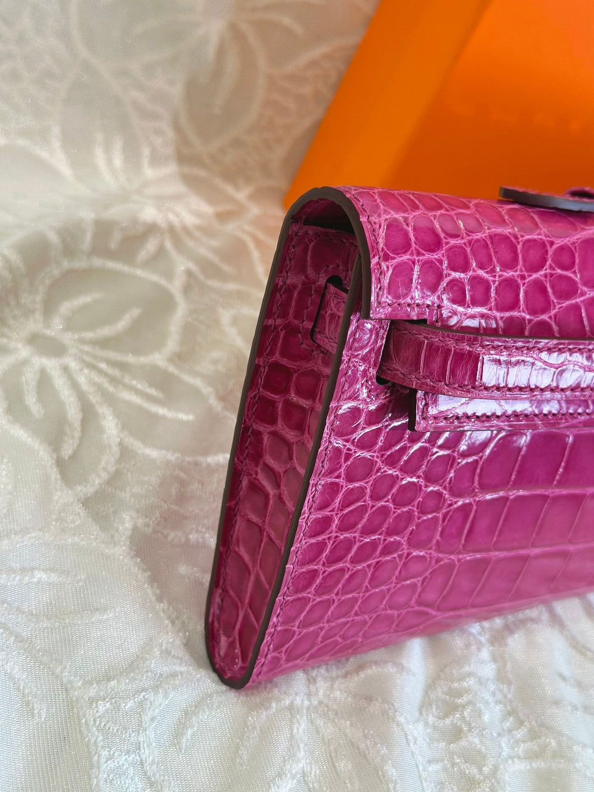 KELLY CUT 31 IN MAGENTA PURPLE SHINNY ALLIGATOR LEATHER WITH SILVER HARDWARE