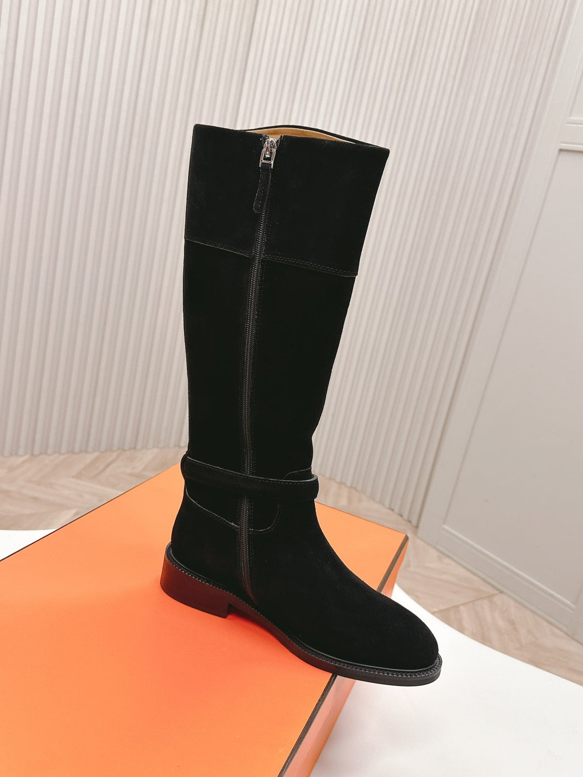 KNEE HIGH BOOTS IN BLACK SUEDE WITH SILVER BUCKLE