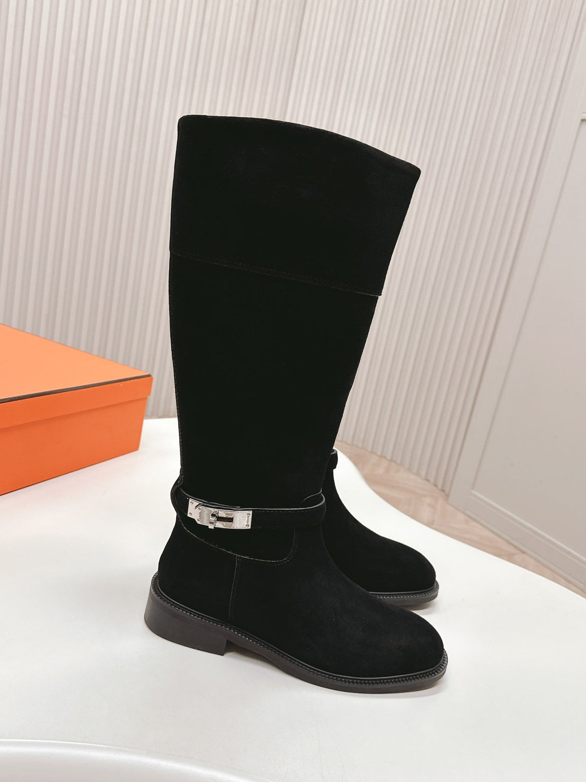 KNEE HIGH BOOTS IN BLACK SUEDE WITH SILVER BUCKLE