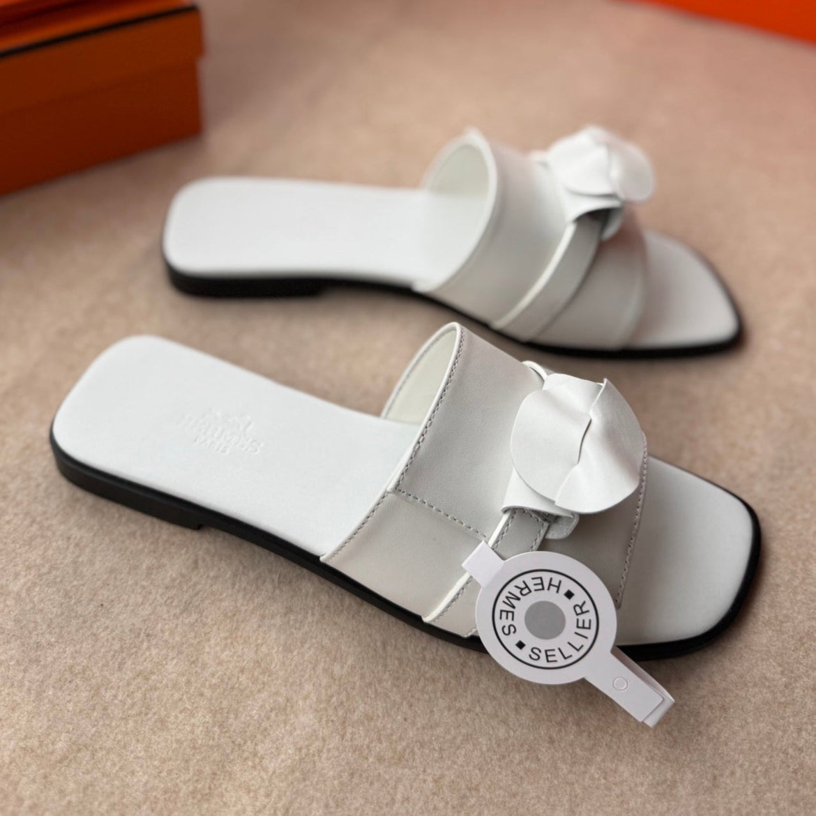 0RAN SANDALS IN WHITE CALFSKIN WITH A BOW