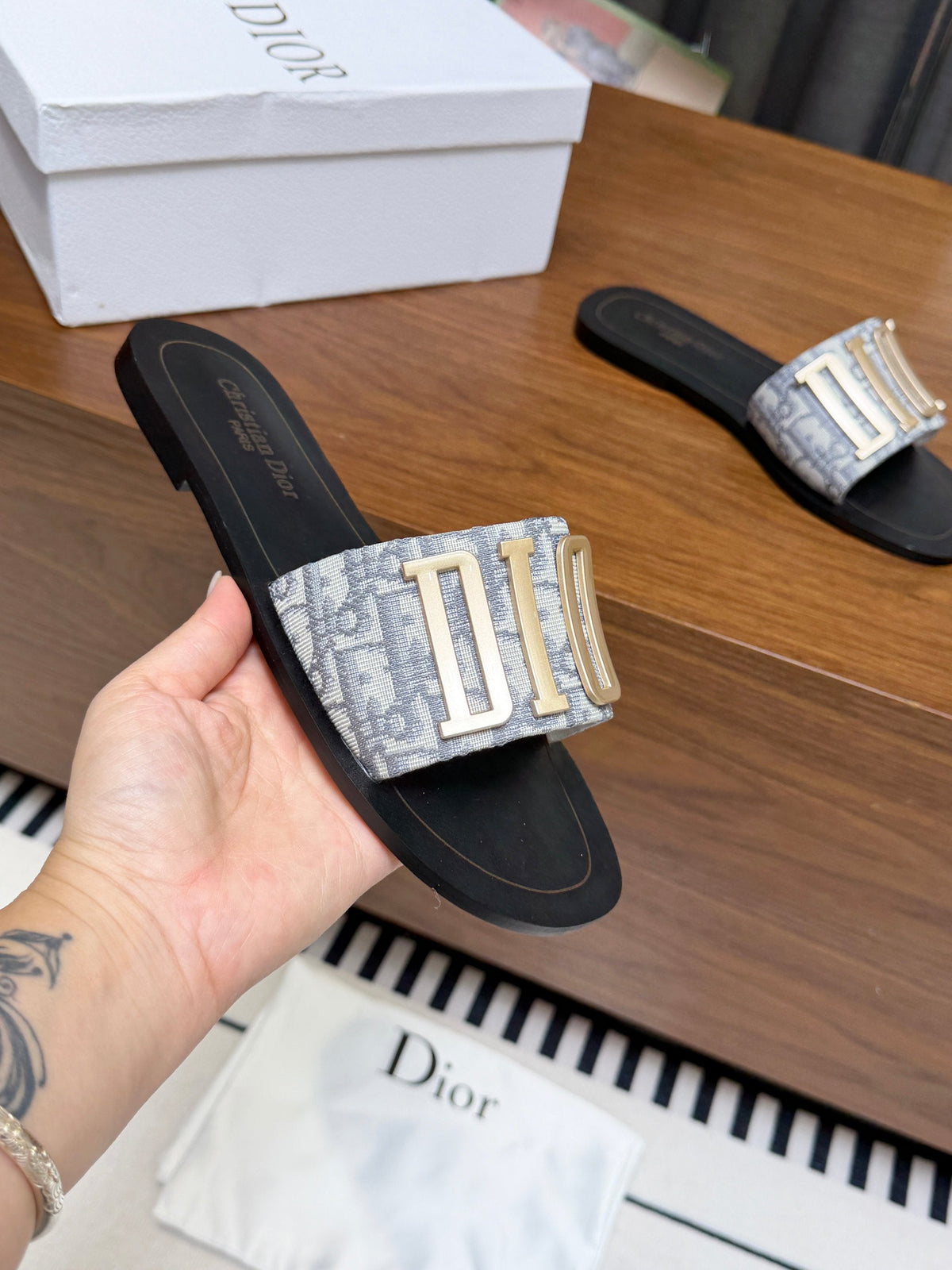 DIOR 26S D-WAY SLIDE IN LIGHT GREY DIOR OBLIQUE EMBROIDERED COTTON WITH GOLD HARDWARE