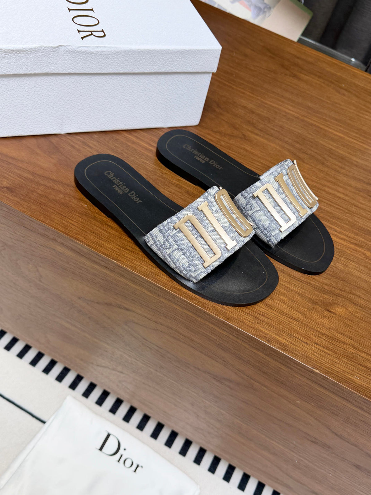 DIOR 26S D-WAY SLIDE IN LIGHT GREY DIOR OBLIQUE EMBROIDERED COTTON WITH GOLD HARDWARE