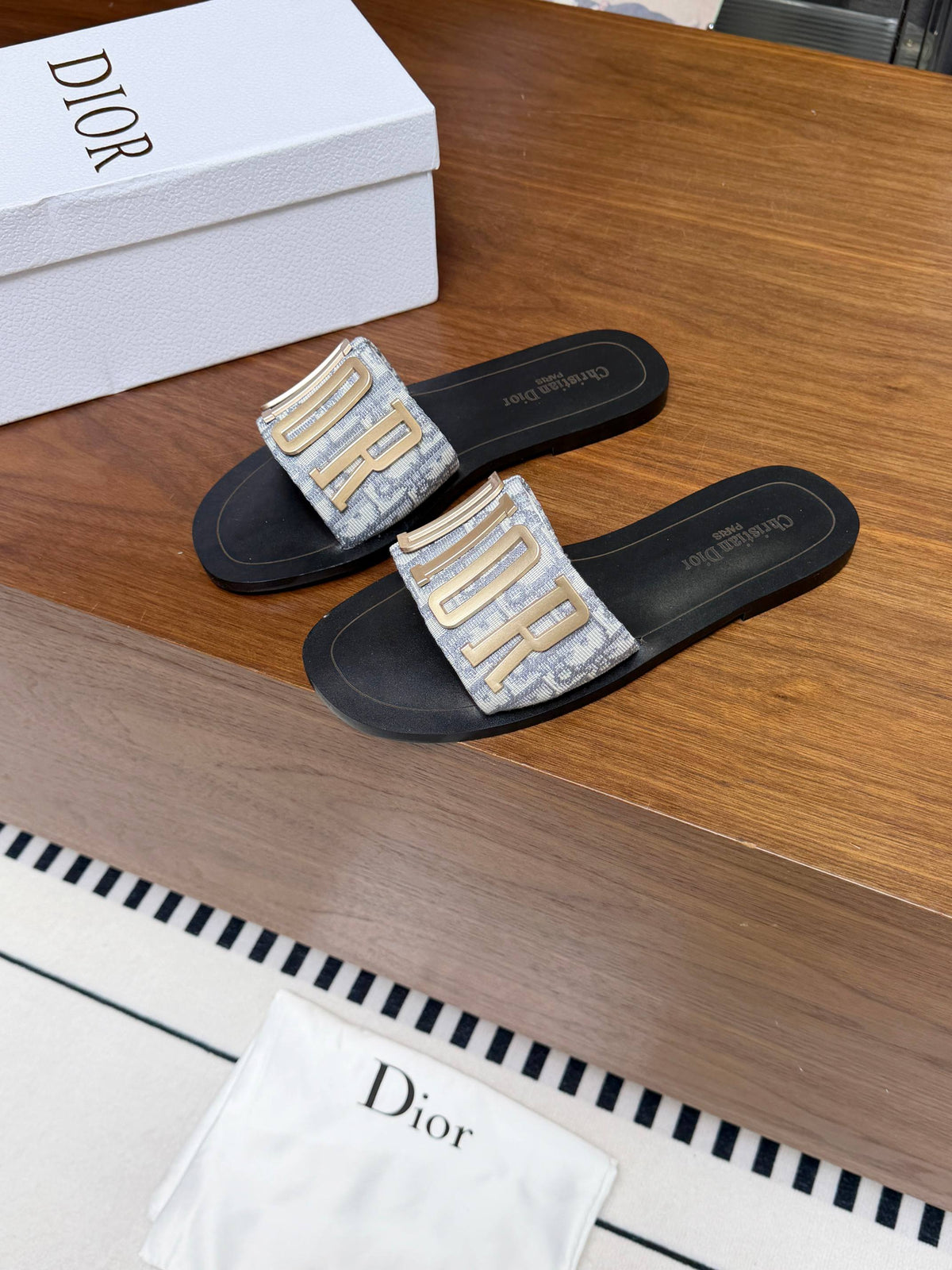 DIOR 26S D-WAY SLIDE IN LIGHT GREY DIOR OBLIQUE EMBROIDERED COTTON WITH GOLD HARDWARE
